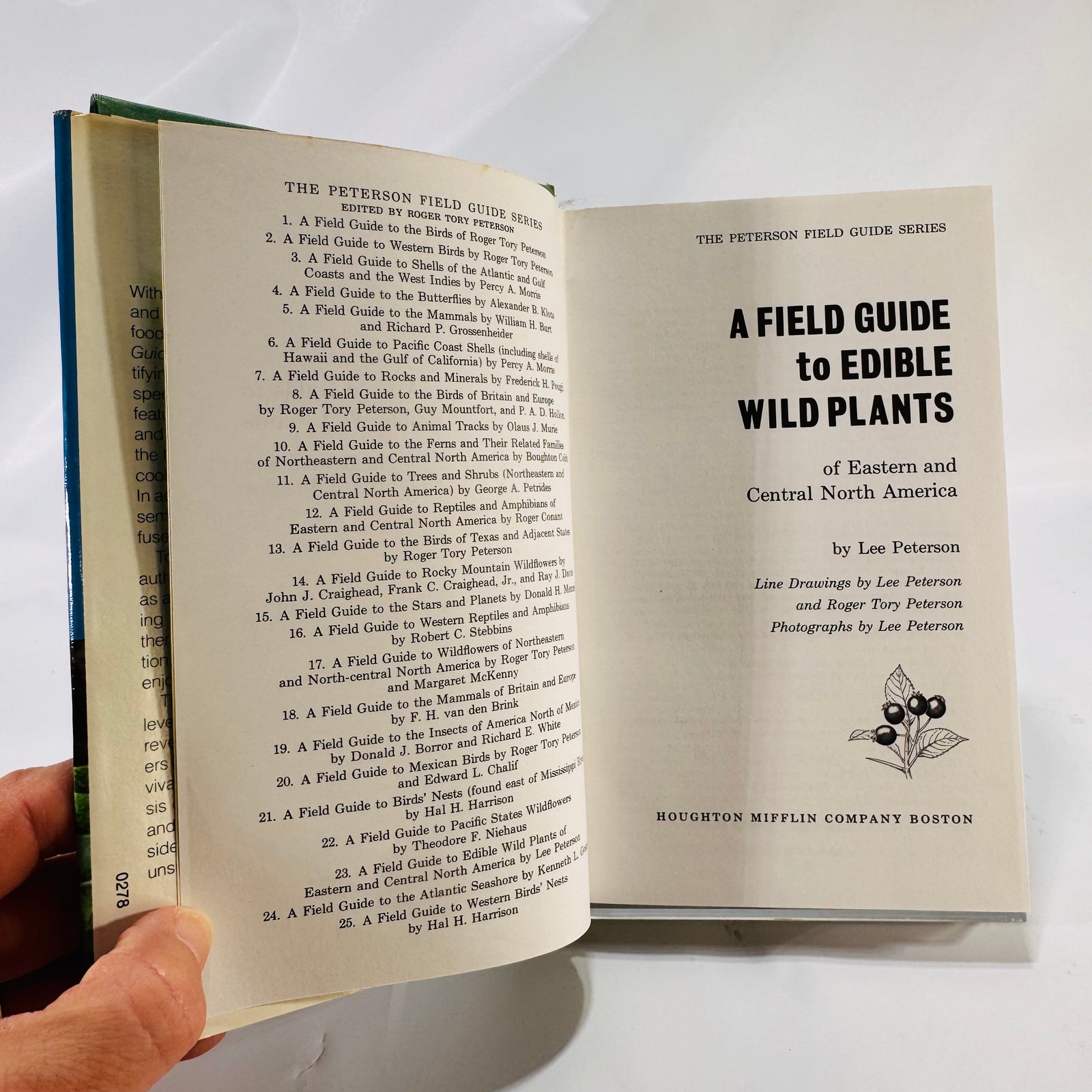A Field Guide to Edible Wild Plants of Eastern and Central North America by Lee Allen Peterson (Peterson Field Guides)