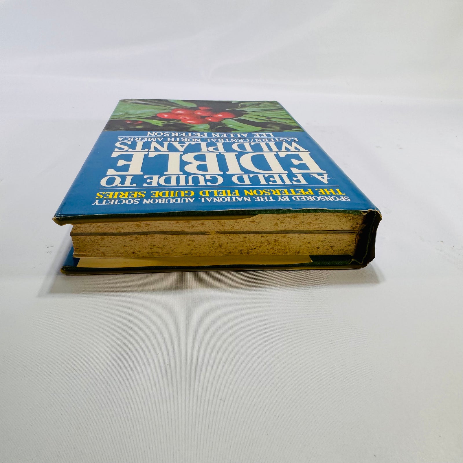 A Field Guide to Edible Wild Plants of Eastern and Central North America by Lee Allen Peterson (Peterson Field Guides)