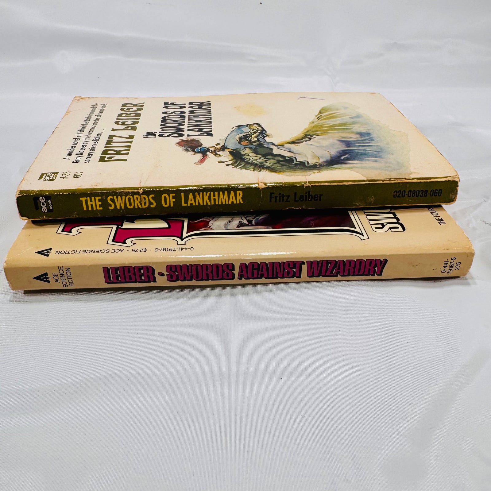 Fritz Leiber Fantasy Paperbacks: The Swords of Lankhmar & Swords Against Wizardry (1968, 1983) – Sword & Sorcery Duo