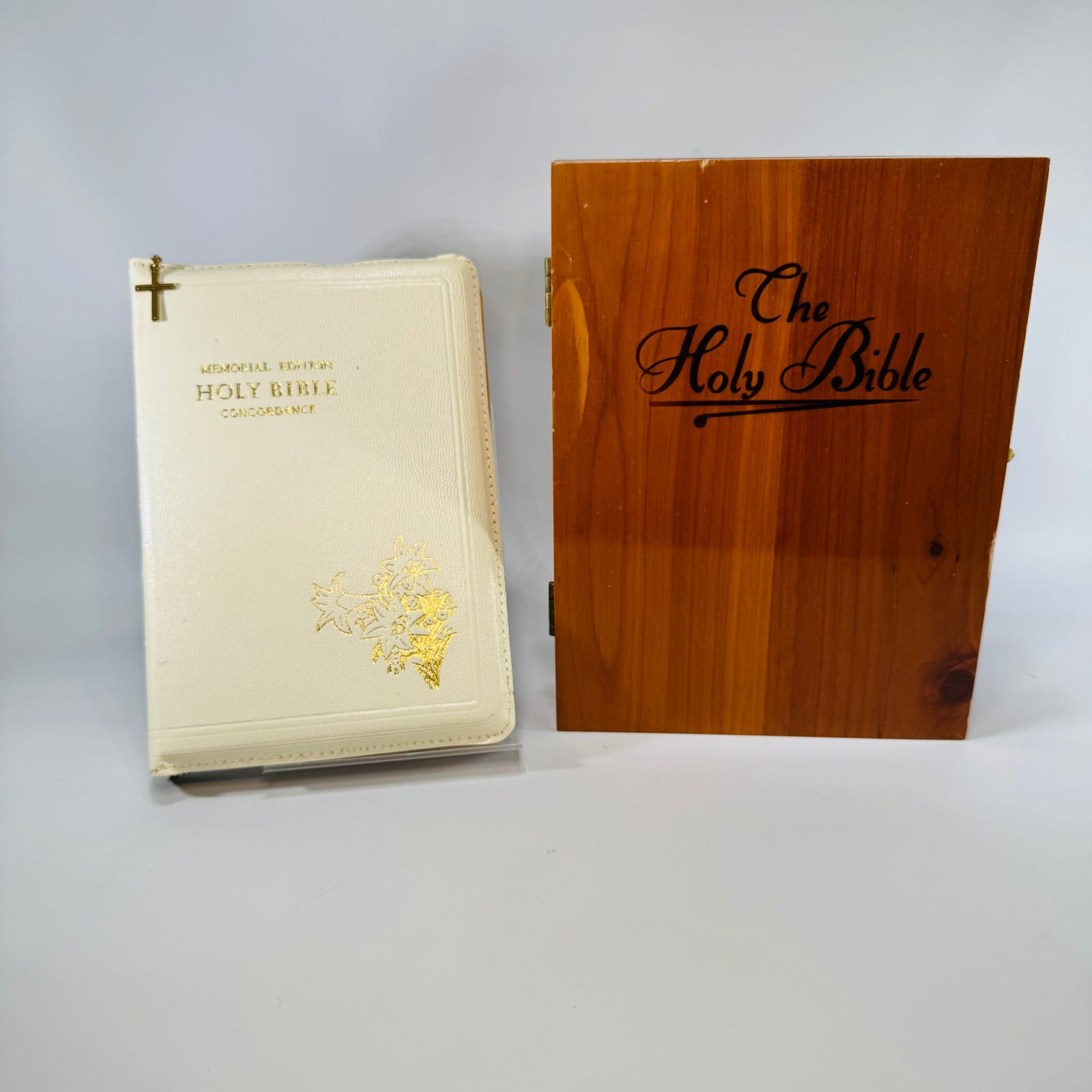 Vintage Memorial Holy Bible in Wooden Presentation Box 1958— Self-Pronouncing KJV (Copyright 1958) — Memorial Bibles Int’l | Zippered White Bible, Sympathy Ephemera, Christian Devotional