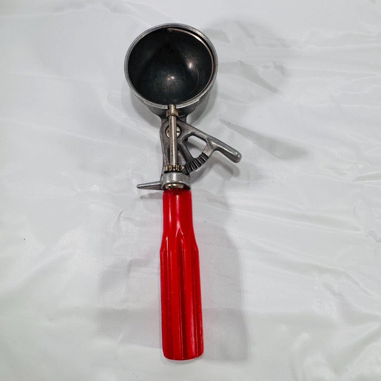 Top-down view highlighting scoop size and handle design