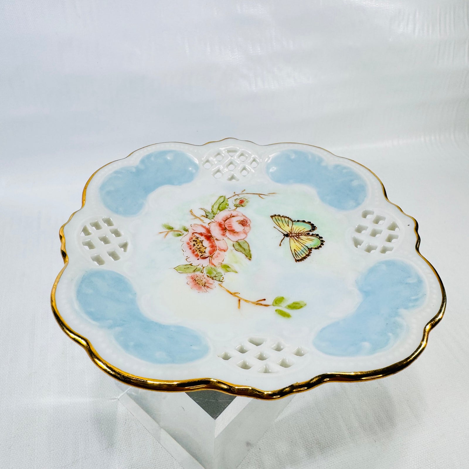 Angled view of the Jarvis hand painted lattice dish showing the gold scalloped rim.