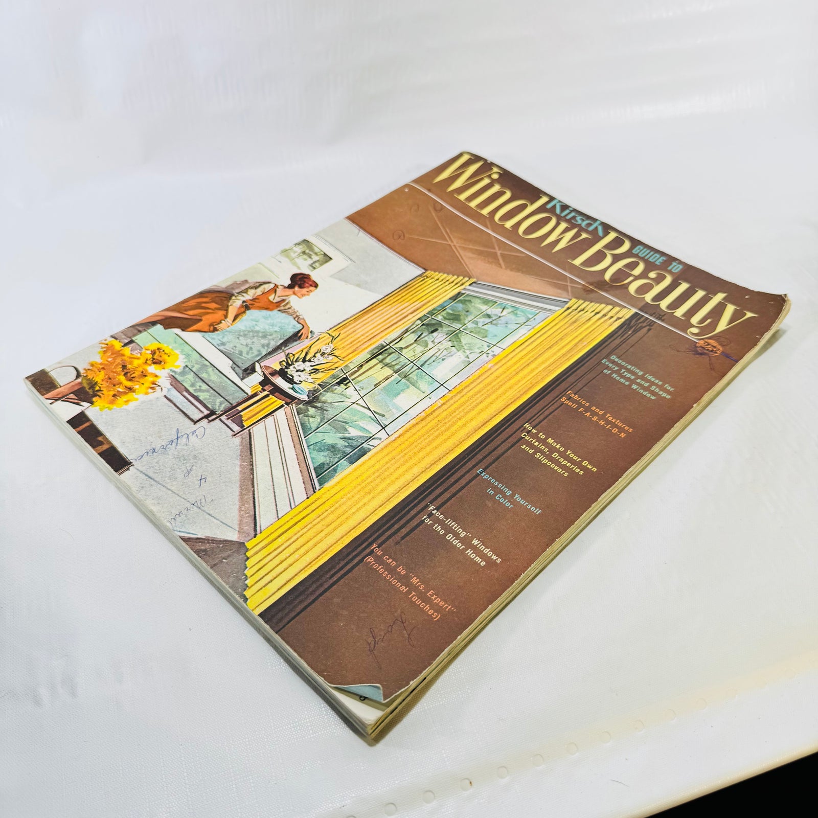 Angled view of the Kirsch Guide to Window Beauty