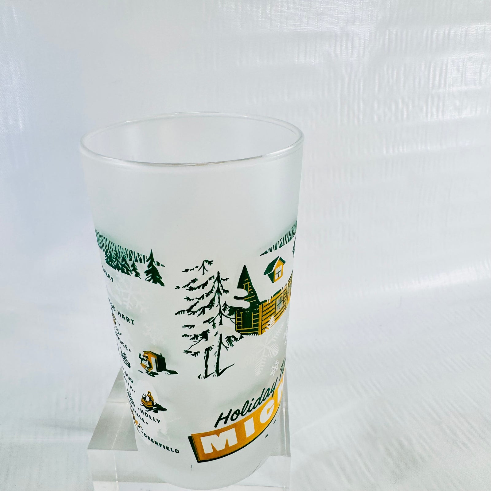 Close up of the log cabin and the yellow MICHIGAN banner on the frosted tumbler.