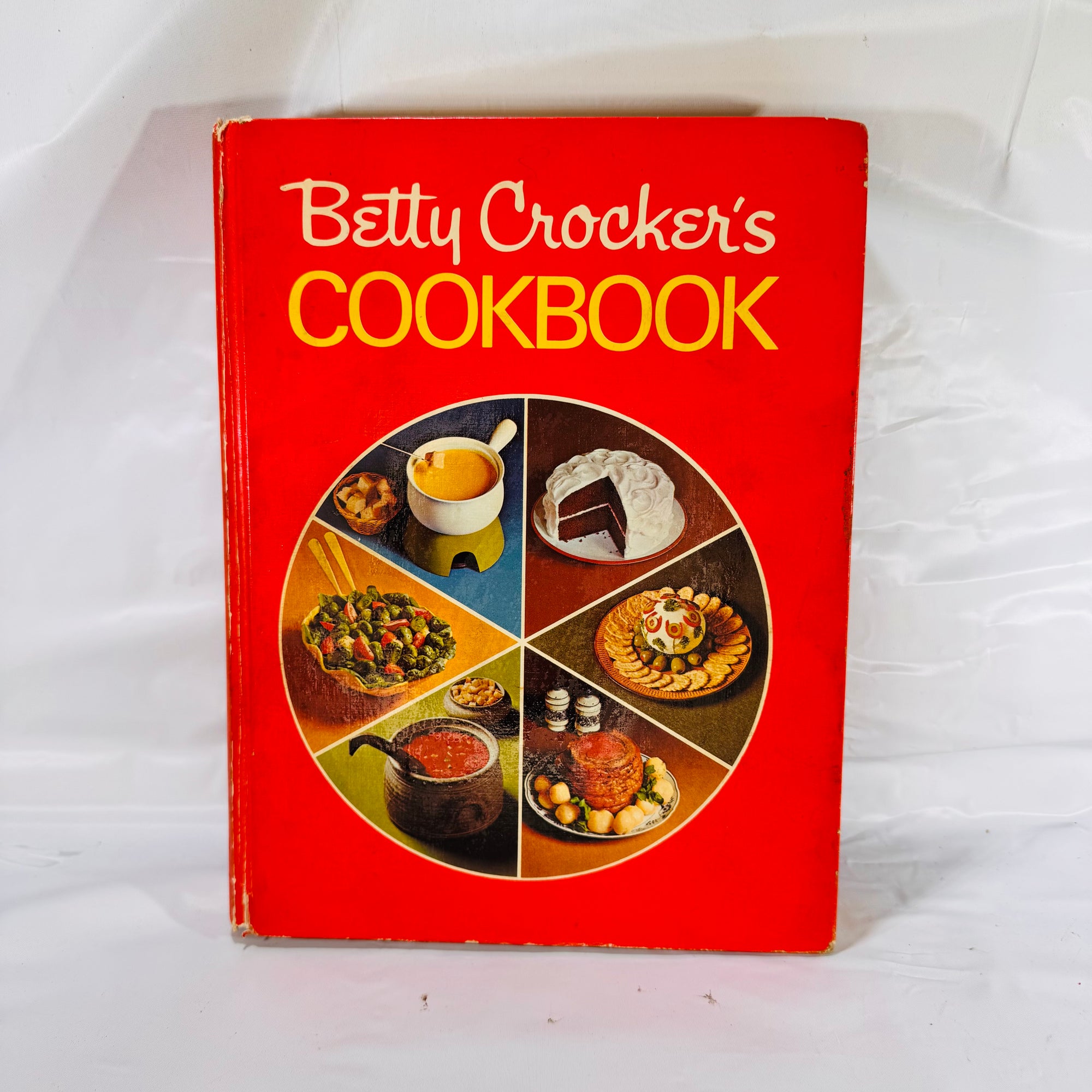 Betty Crocker's Cookbook Red Pie Cover 1972 Golden Press Hardcover