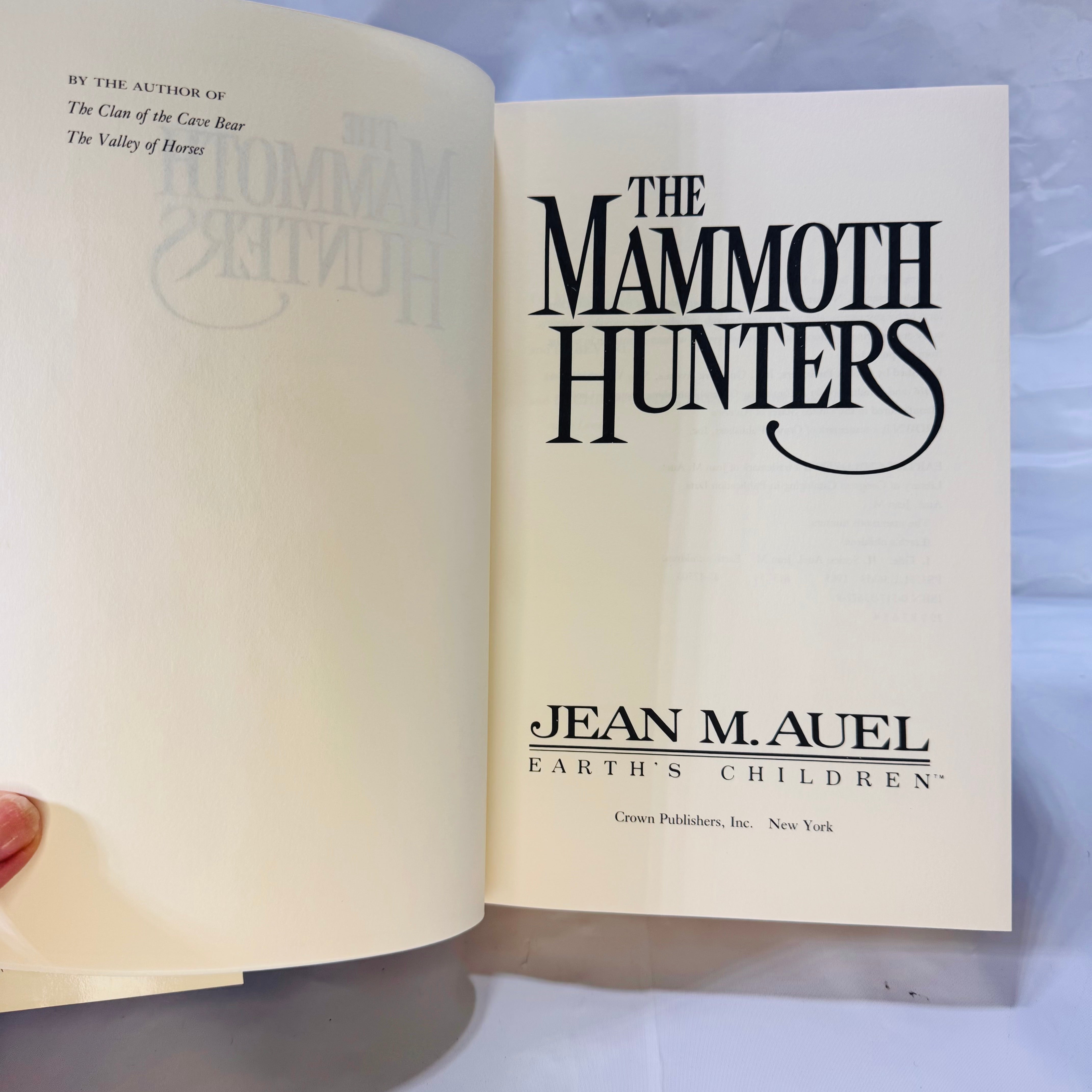 The Mammoth Hunters (1985) by Jean M. Auel | Vintage Hardcover