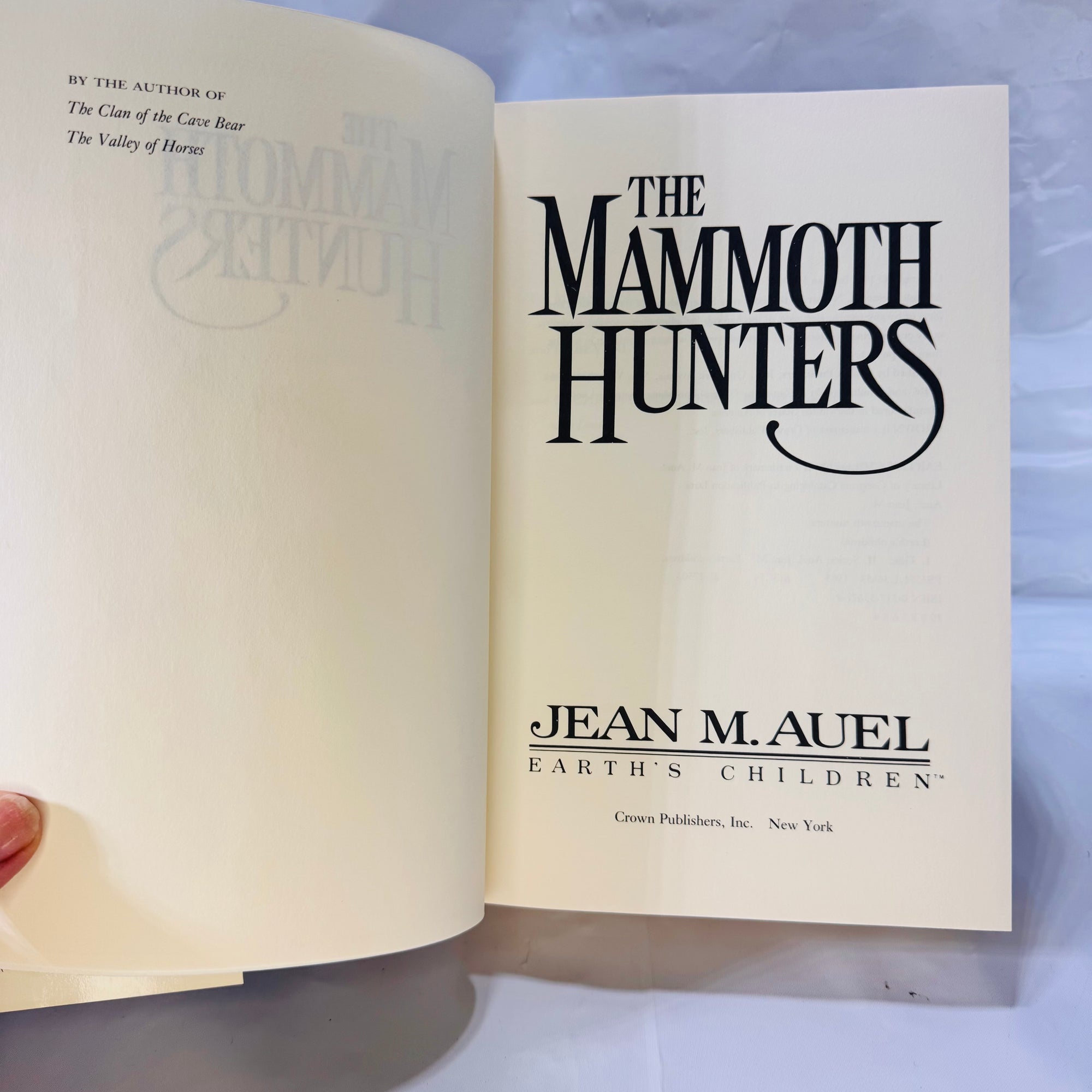 The Mammoth Hunters by Jean M. Auel (1985) First Edition, Crown, Hardcover