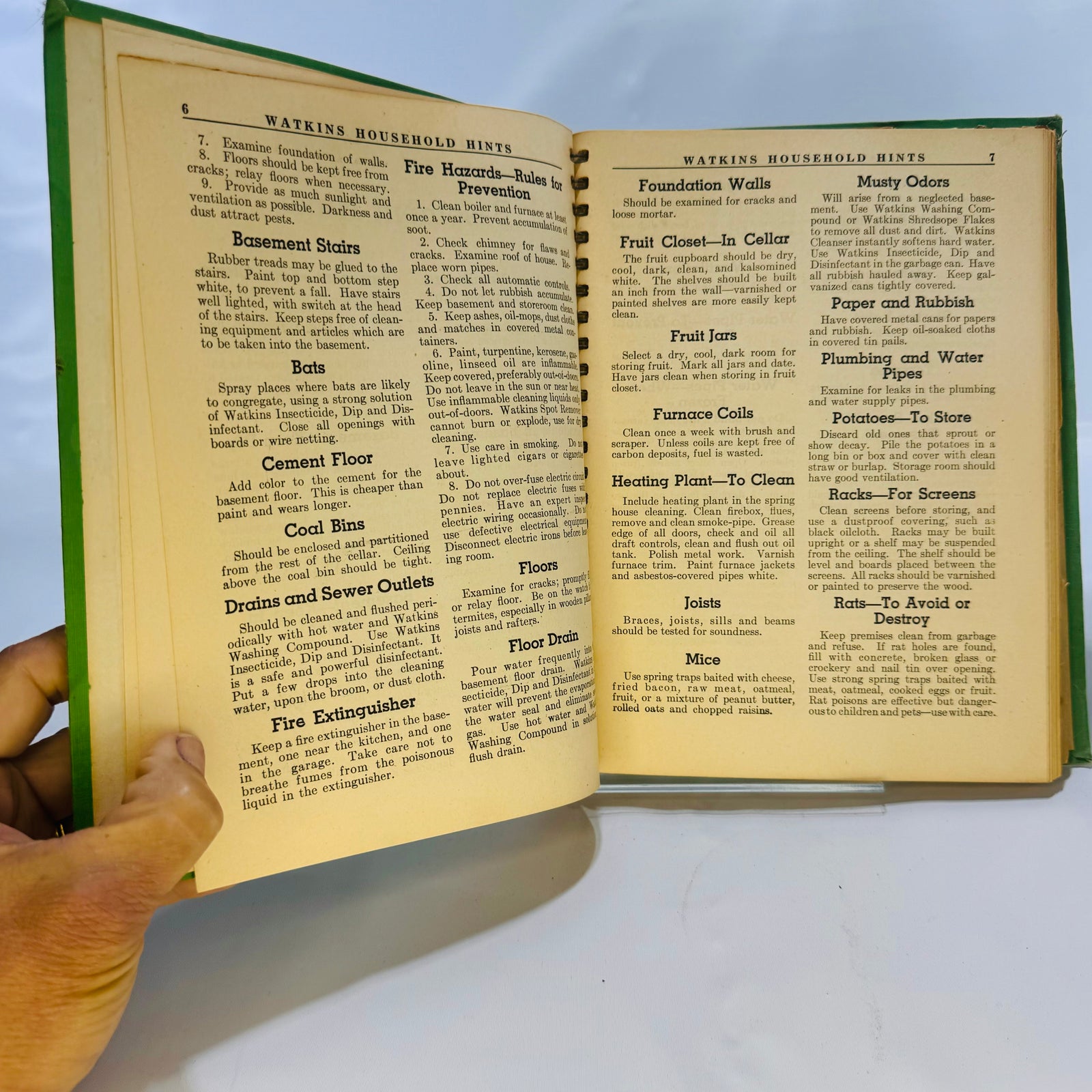 Watkins Household Hints by Elaine Allen 1941 J.R. Watkins Co. Green Cover