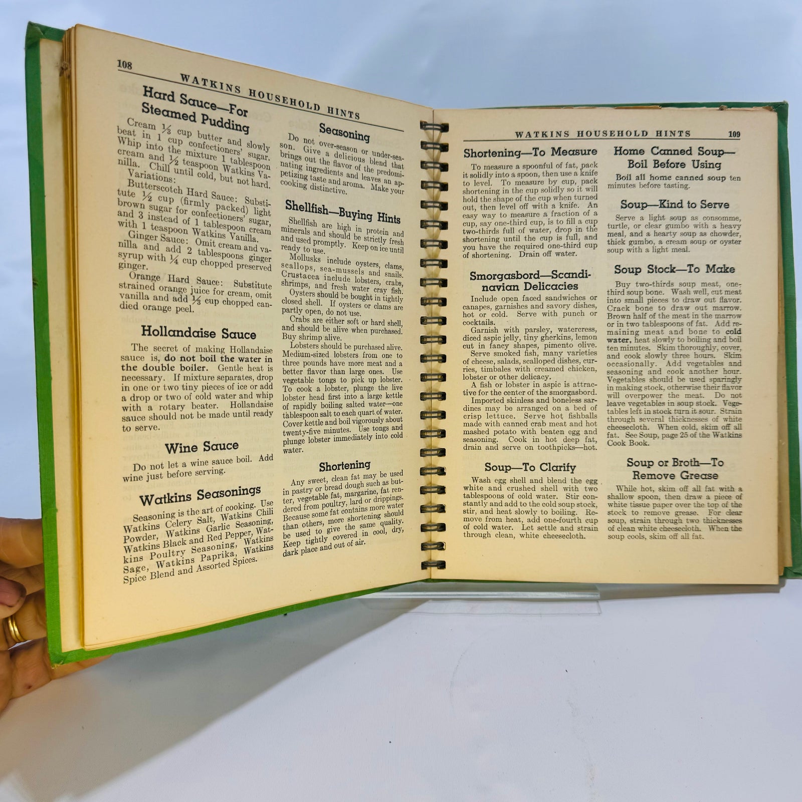 Watkins Household Hints by Elaine Allen 1941 J.R. Watkins Co. Green Cover