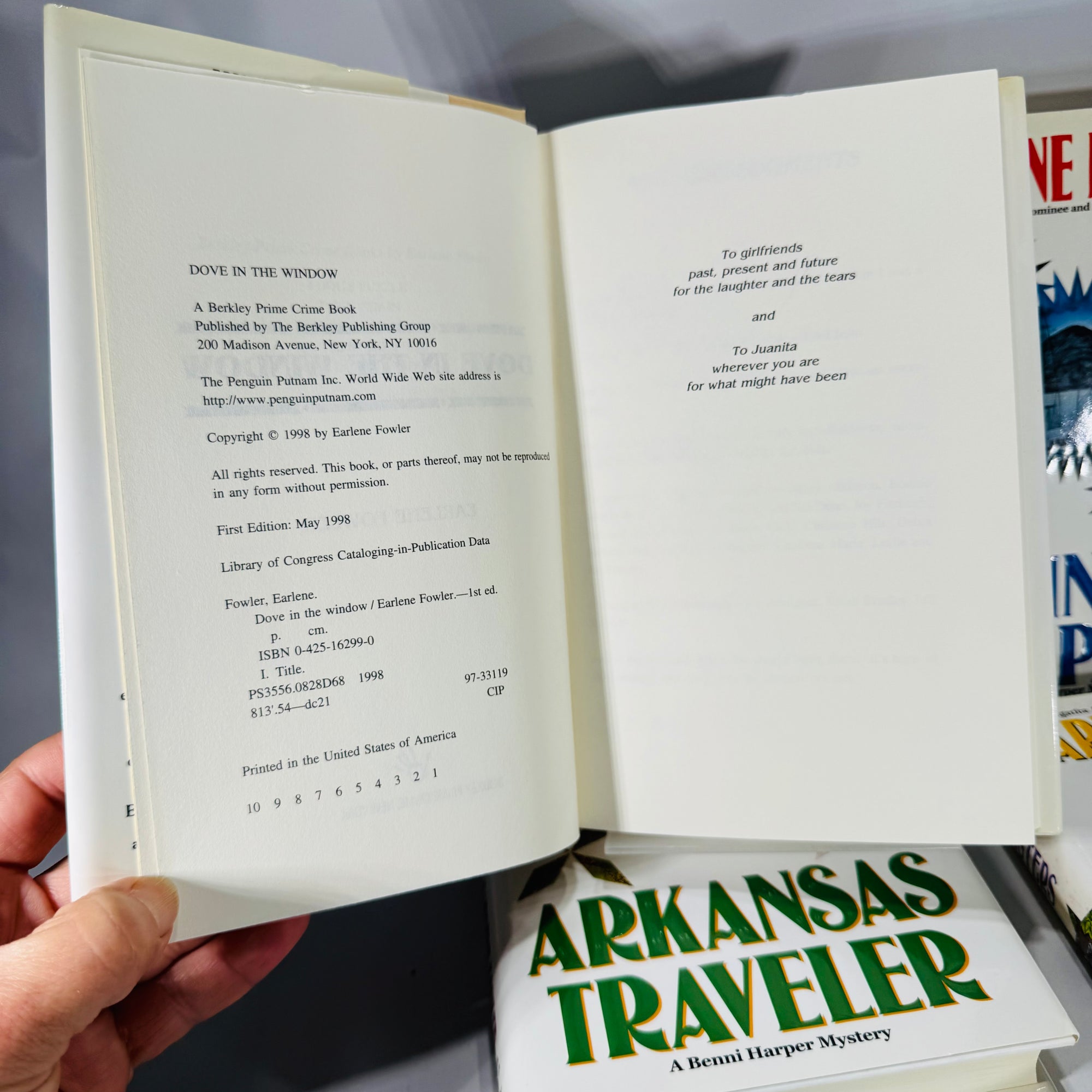 Benni Harper Cozy Mystery Set — 4 First Editions by Earlene Fowler (1998–2001) | Quilt-Themed Crime, Book Bundle