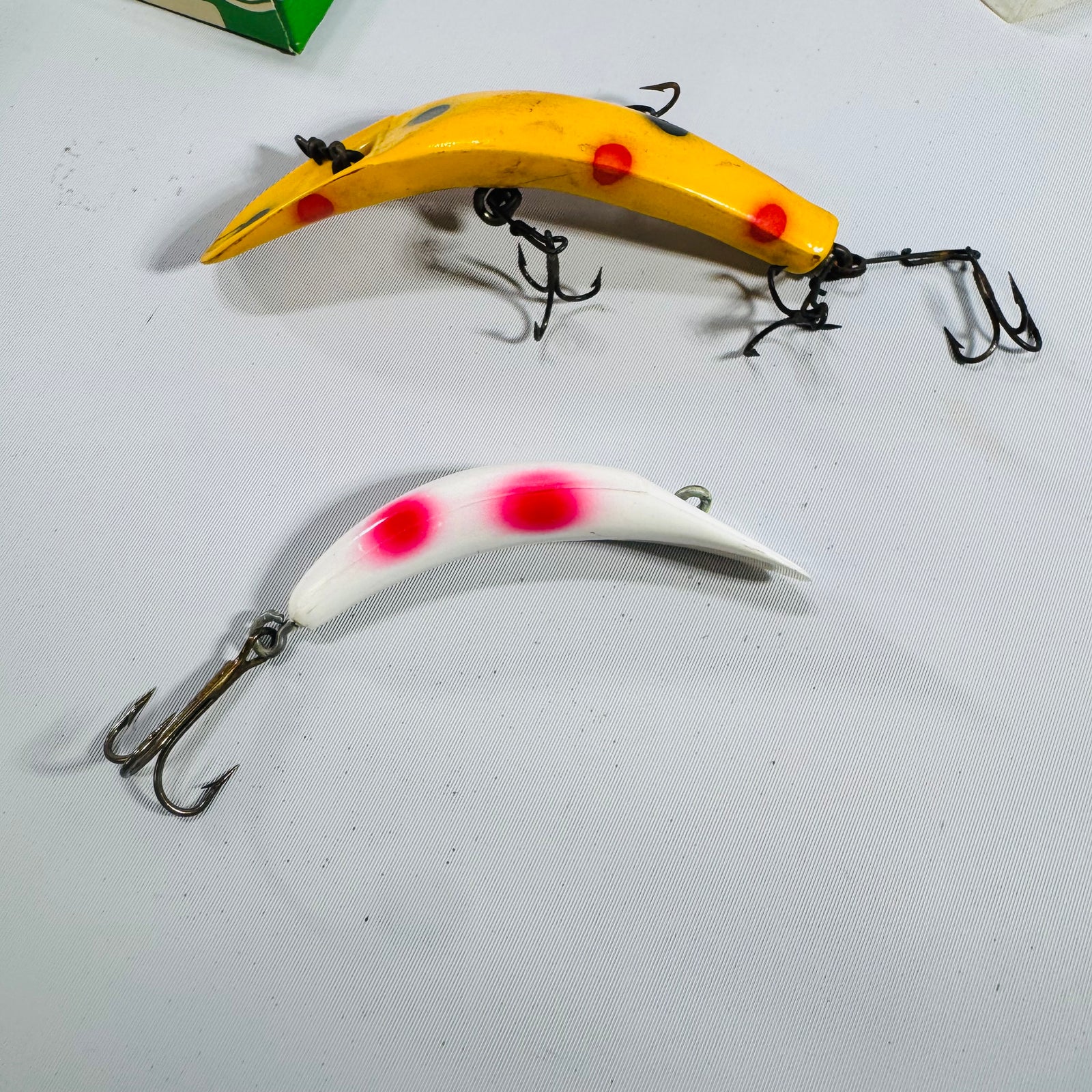 Vintage Helin's Flatfish Fishing Lure Set of 2 with Original Boxes — Helin Tackle Co. Detroit Michigan, Yellow Frog X4 and White Pink Spot