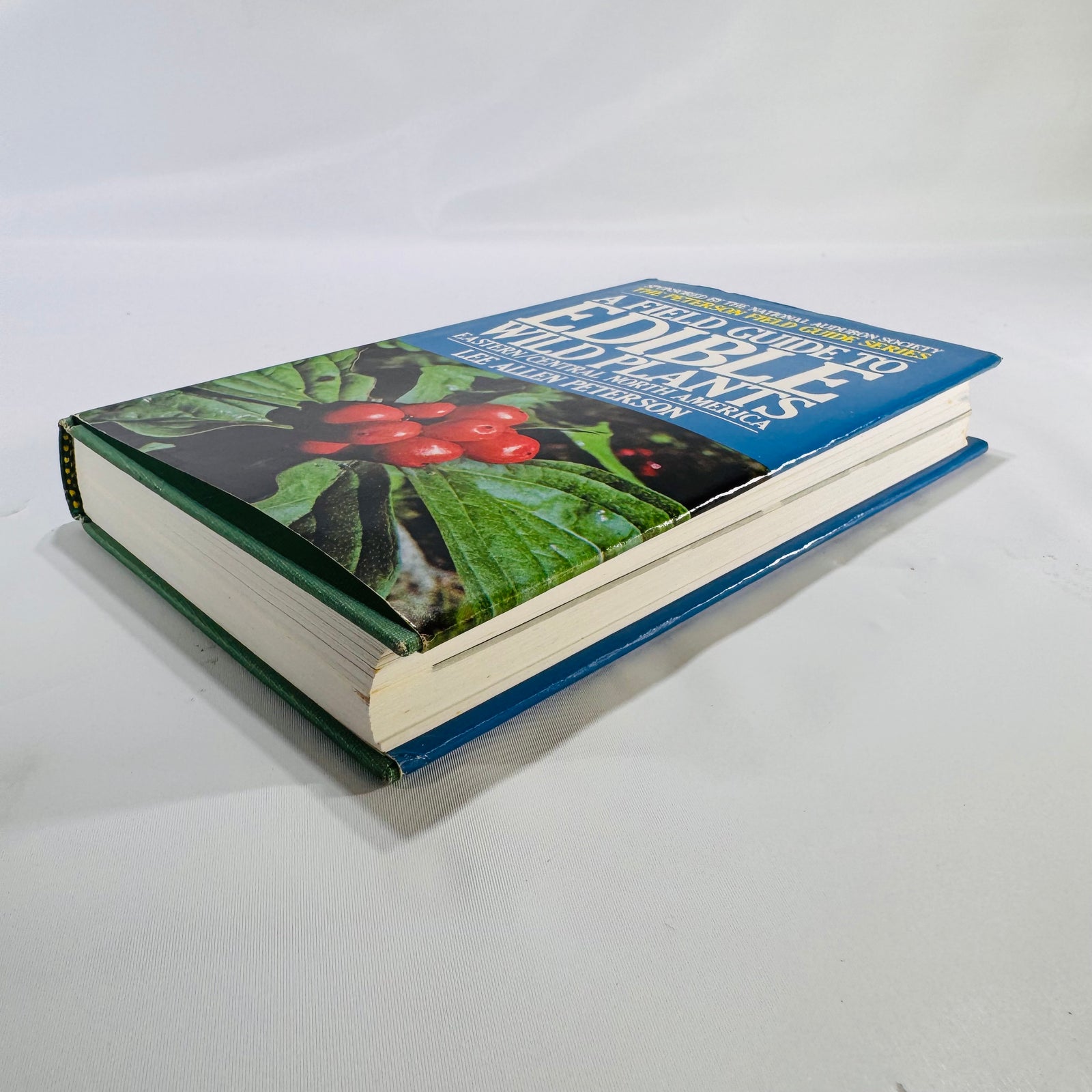 A Field Guide to Edible Wild Plants of Eastern and Central North America by Lee Allen Peterson (Peterson Field Guides)