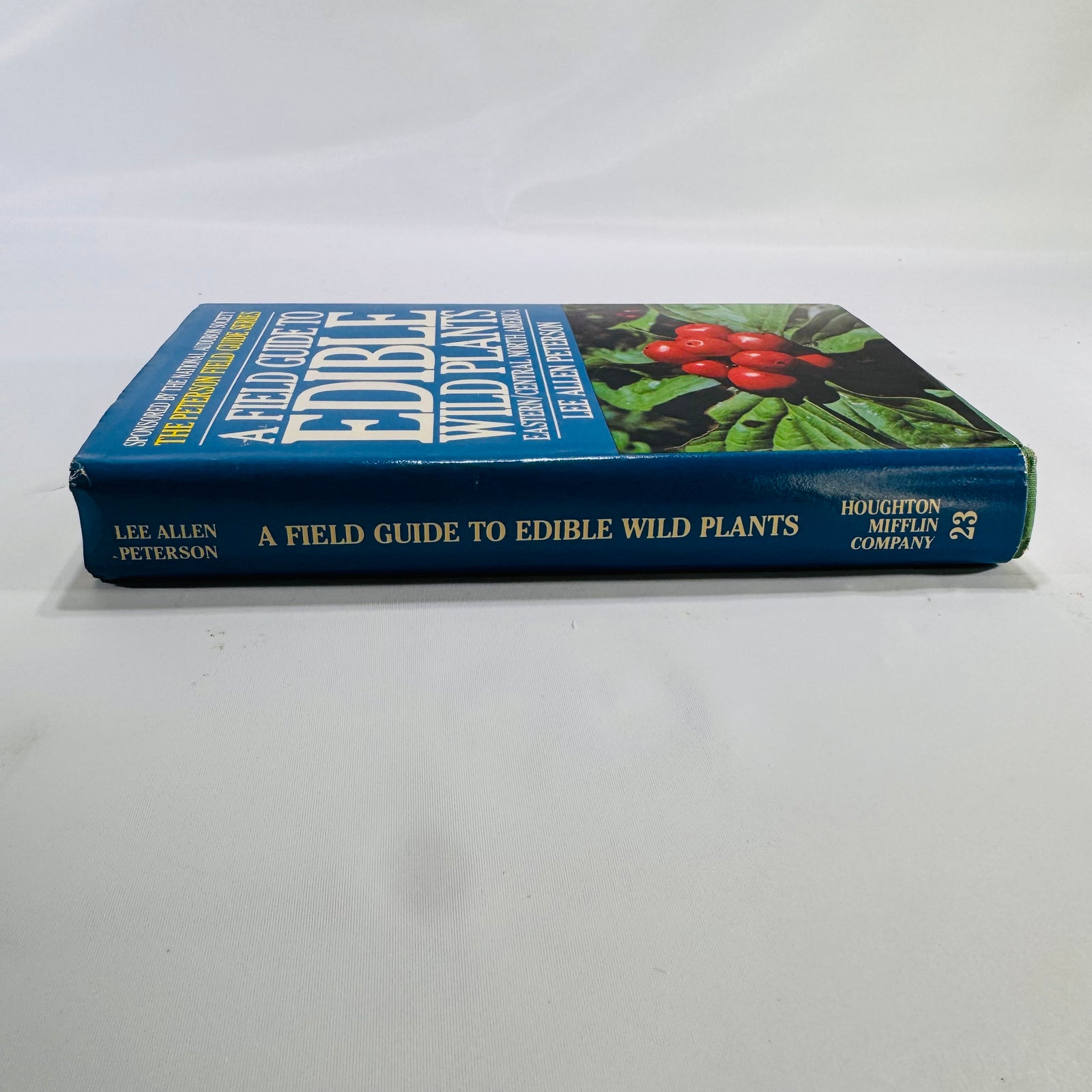 A Field Guide to Edible Wild Plants of Eastern and Central North America by Lee Allen Peterson (Peterson Field Guides)