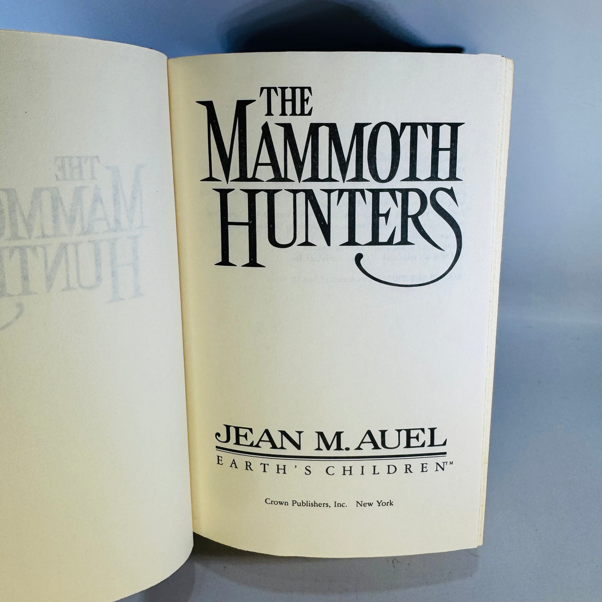 The Mammoth Hunters: Jean M. Auel 1985 Hardcover Book Club Edition