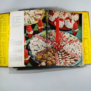 Vintage Cookbook – Better Homes & Gardens New Cook Book (Gold Souvenir Edition, 1960s) — Meredith Press | Mid-Century Recipes, 5-Ring Binder