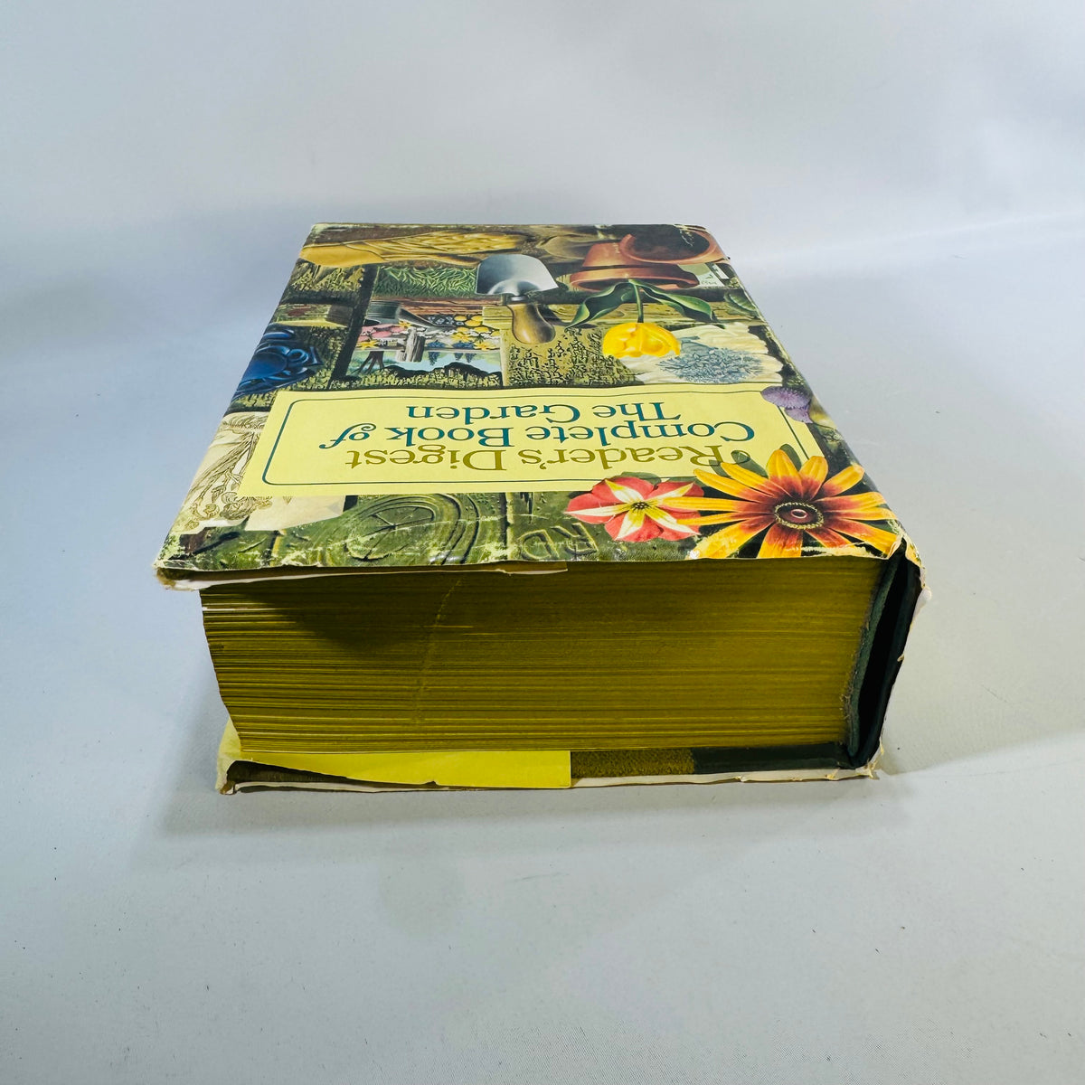 Reader's Digest Complete Book of The Garden, 1966, 886 Pages, Illustrated Gardening Reference