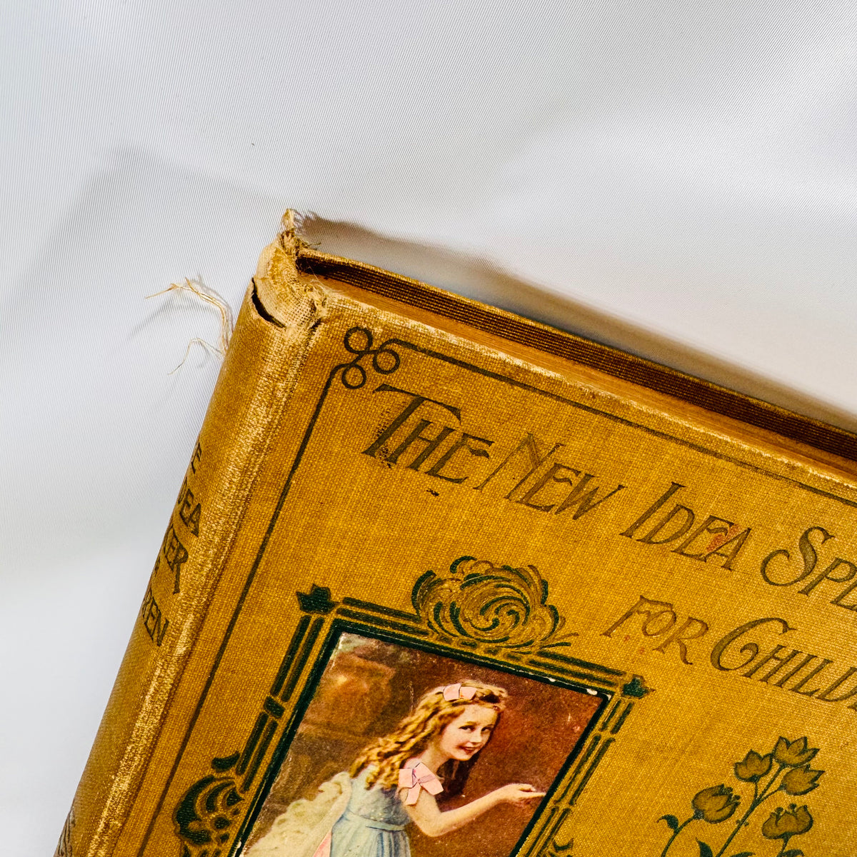Close-up of frayed cloth at the top corner of The New Idea Speaker for Children