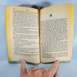 Jaws — Peter Benchley (Vintage Bantam Paperback) — Classic Shark Thriller Novel — Movie Tie-In Cover