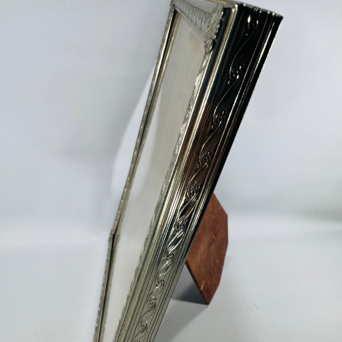 Vintage Silver Metal Filigree Photo Frame – 8x10 Tabletop Desk Easel (Clear Glass)