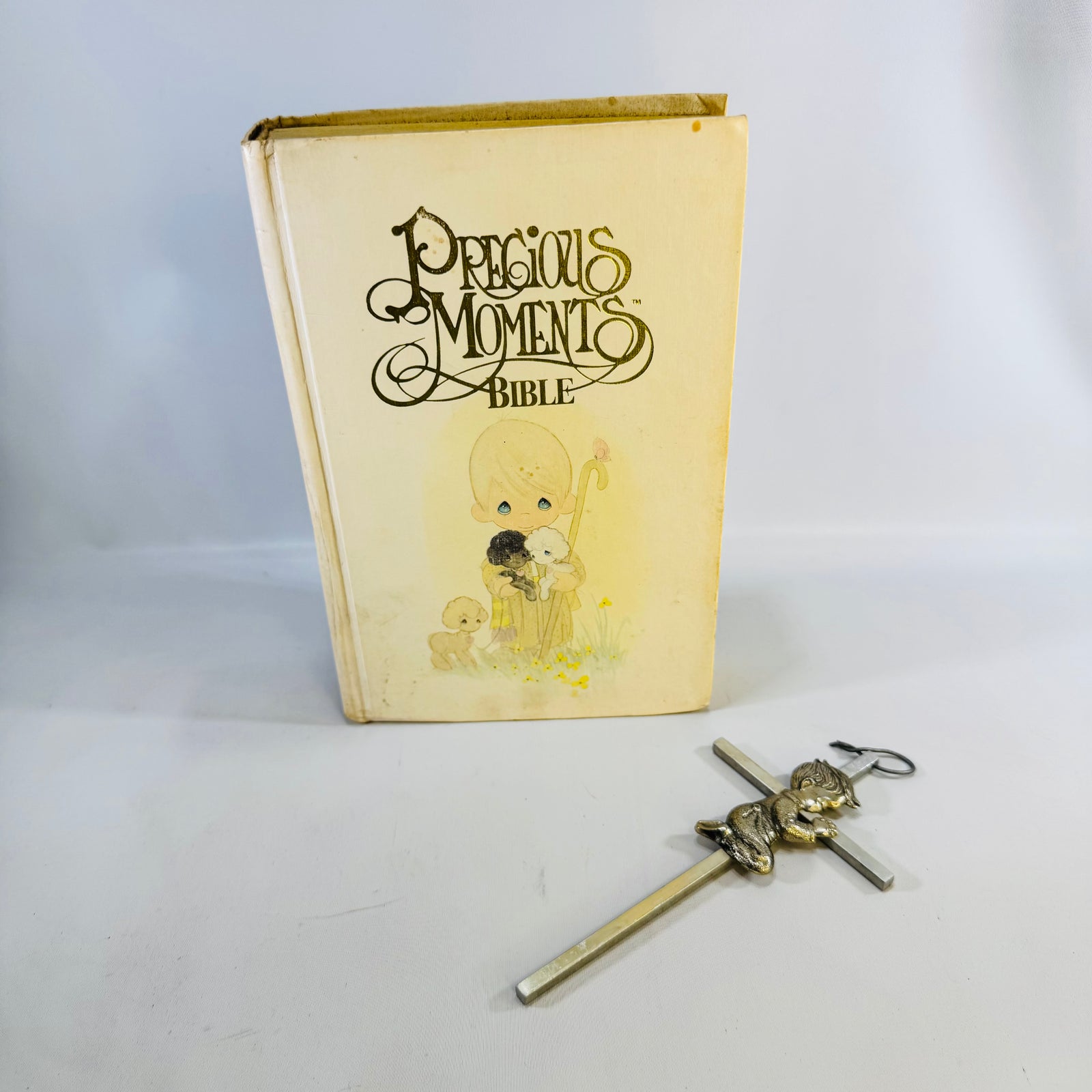 Precious Moments Bible & Praying Boy Cross Set 1980s Illustrated Keepsake Bible with Pewter Finish Wall Cross First Communion