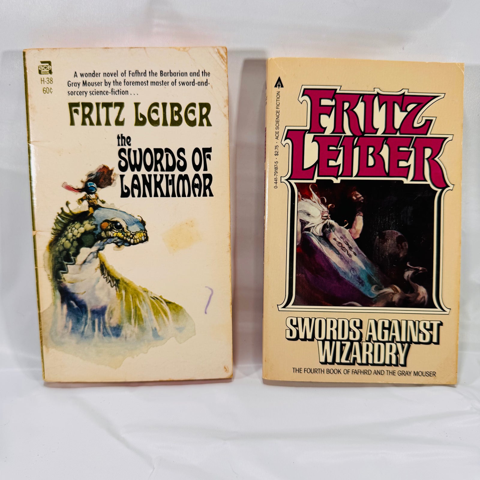Fritz Leiber Fantasy Paperbacks: The Swords of Lankhmar & Swords Against Wizardry (1968, 1983) – Sword & Sorcery Duo