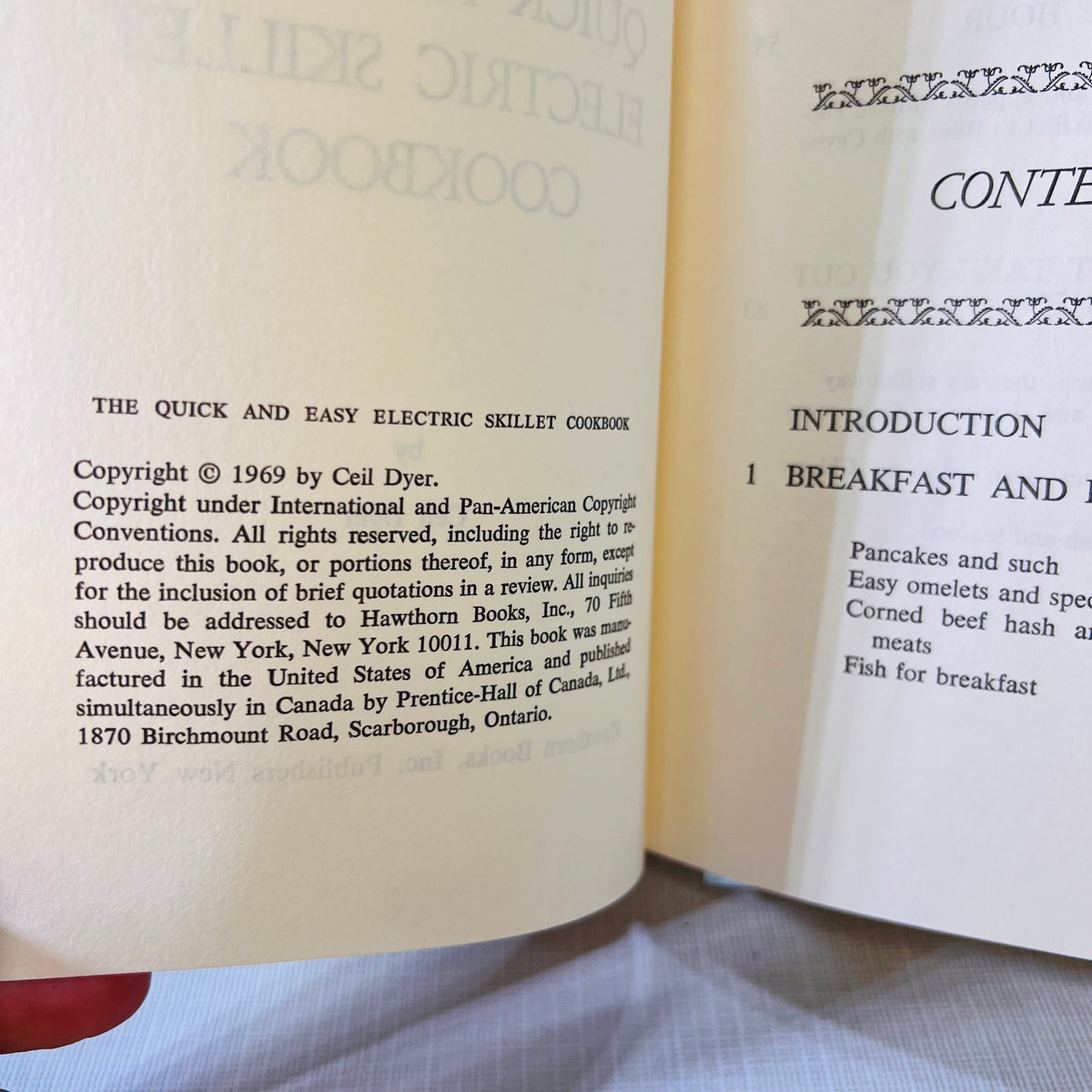 The Quick and Easy Electric Skillet Cookbook by Ceil Dyer 1969 Hawthorn Books Inc.