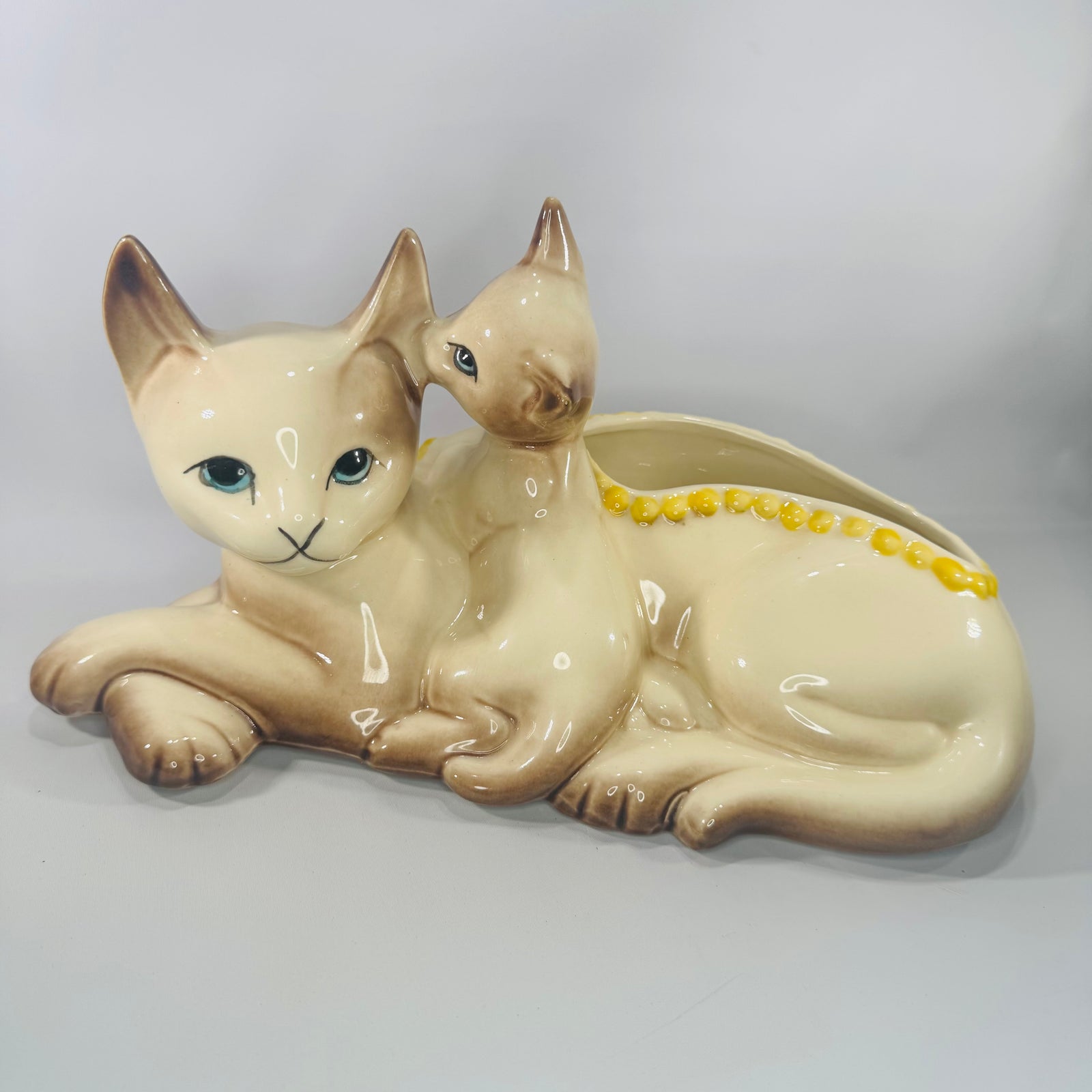 Hull Pottery Siamese Mom & Kitten Planter #63 (12”) | Vintage USA Art Pottery (1950s–60s)