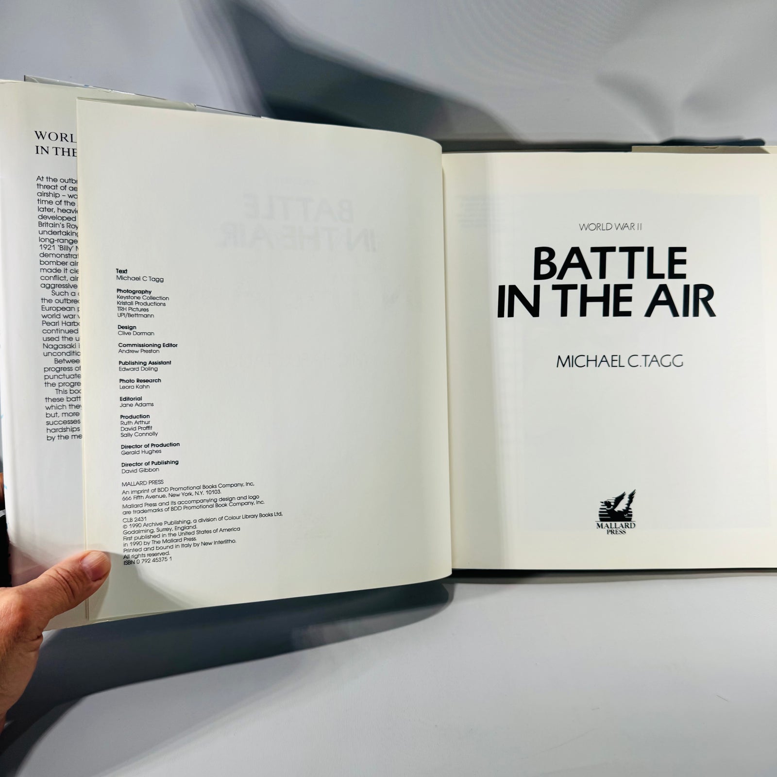World War II in the Air (Battle in the Air) by Michael C. Tagg — Hardcover w/ Dust Jacket (1990)