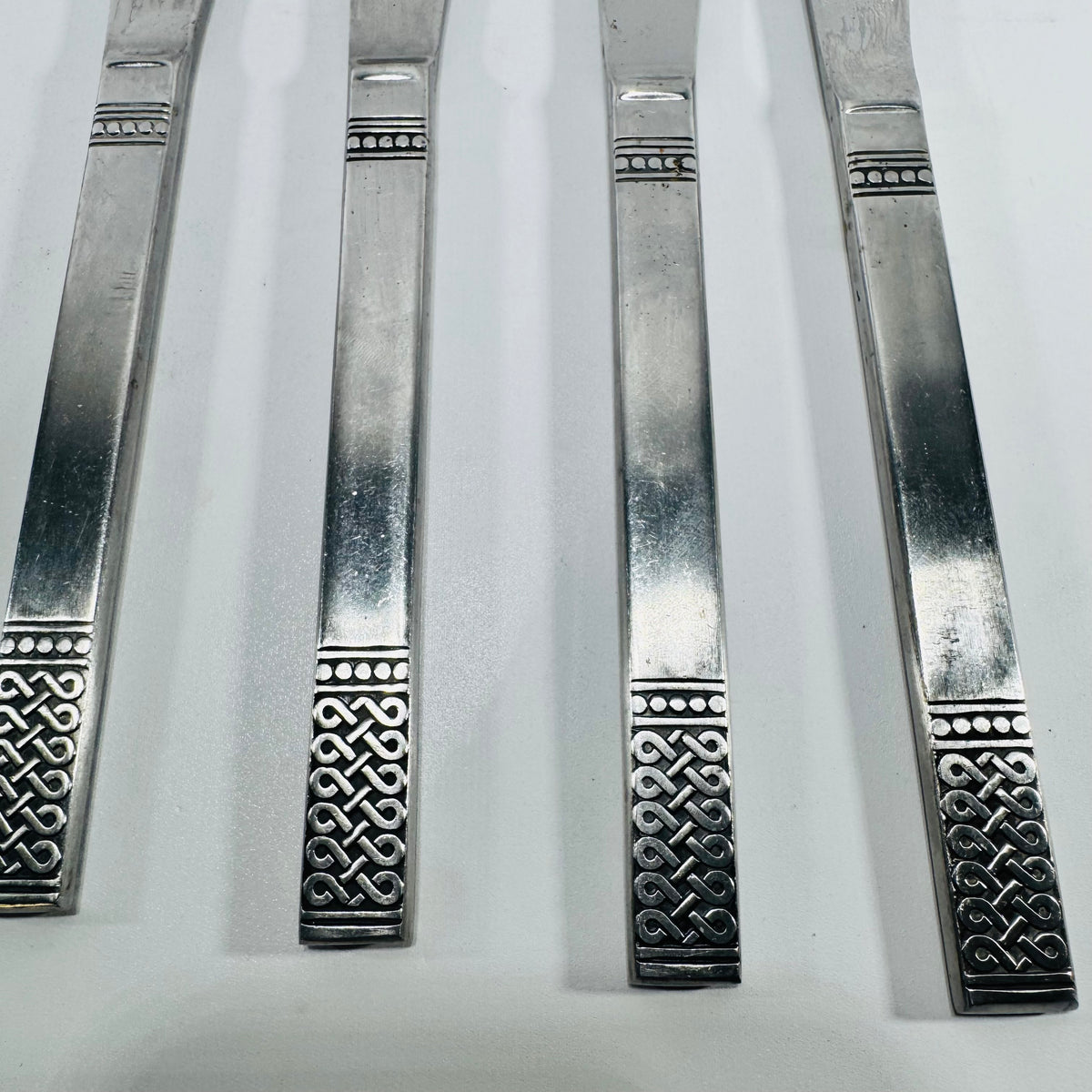 Danika MSI Japan Celtic Knot Dinner Knives Set of 4 Stainless Steel Flatware