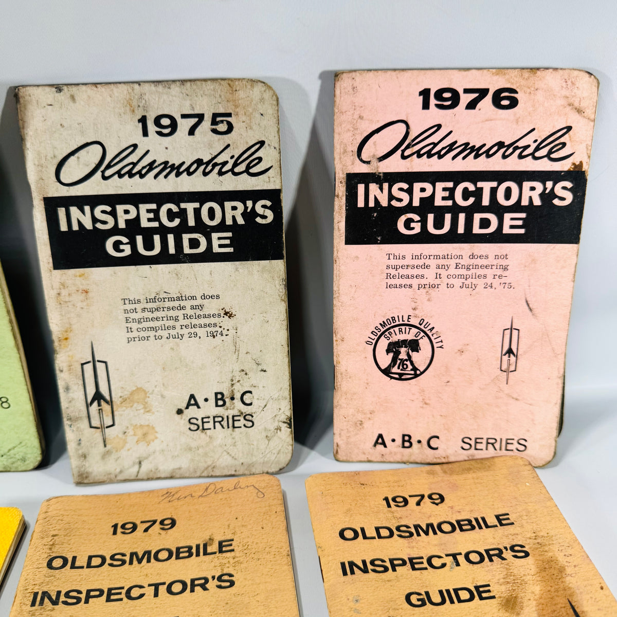 Vintage Oldsmobile Inspector’s Guide Lot (1973–1979) — 8 Pocket Manuals, Codes & Specs (Cutlass / 88 / 98 / F-85 / A-B-C)
