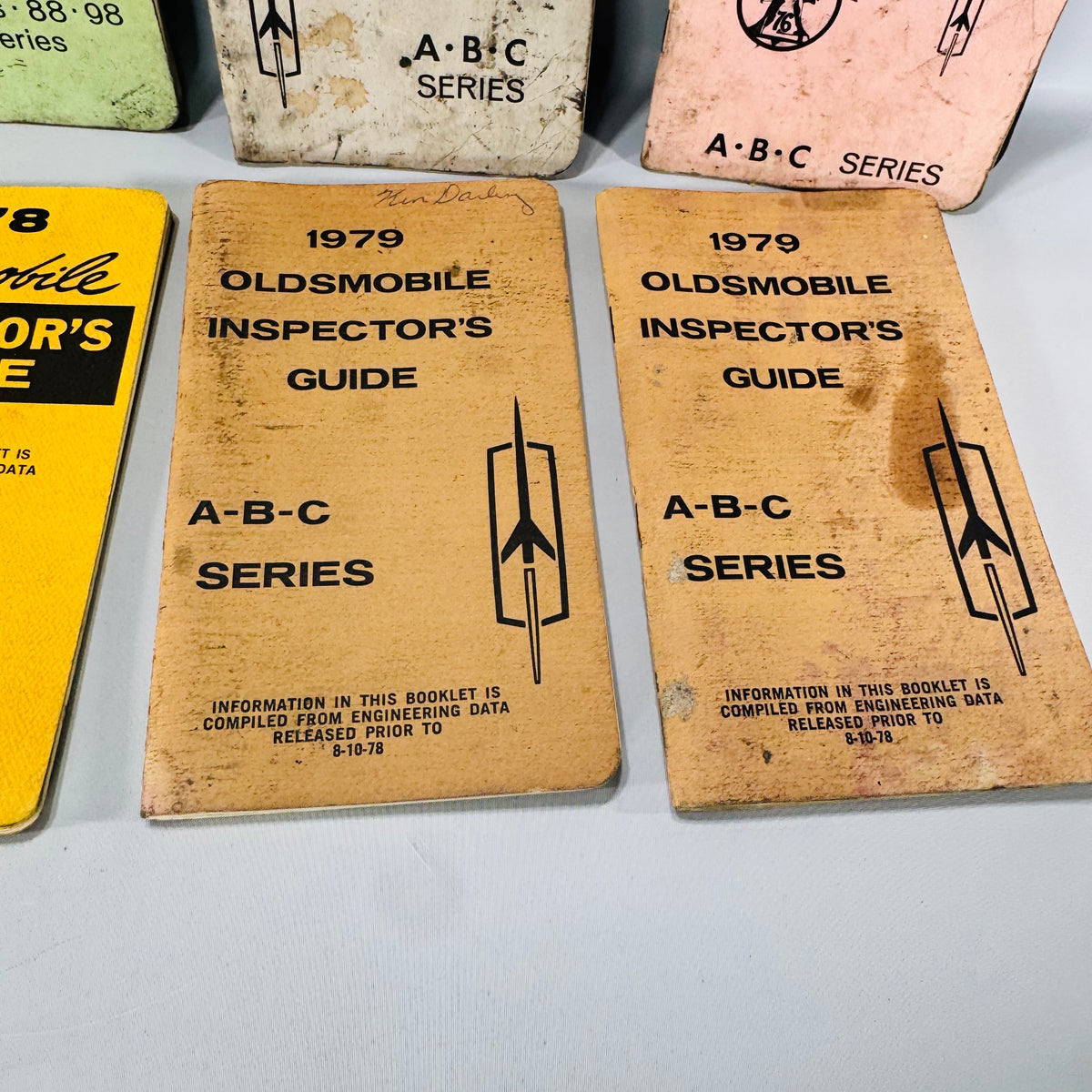 Vintage Oldsmobile Inspector’s Guide Lot (1973–1979) — 8 Pocket Manuals, Codes & Specs (Cutlass / 88 / 98 / F-85 / A-B-C)