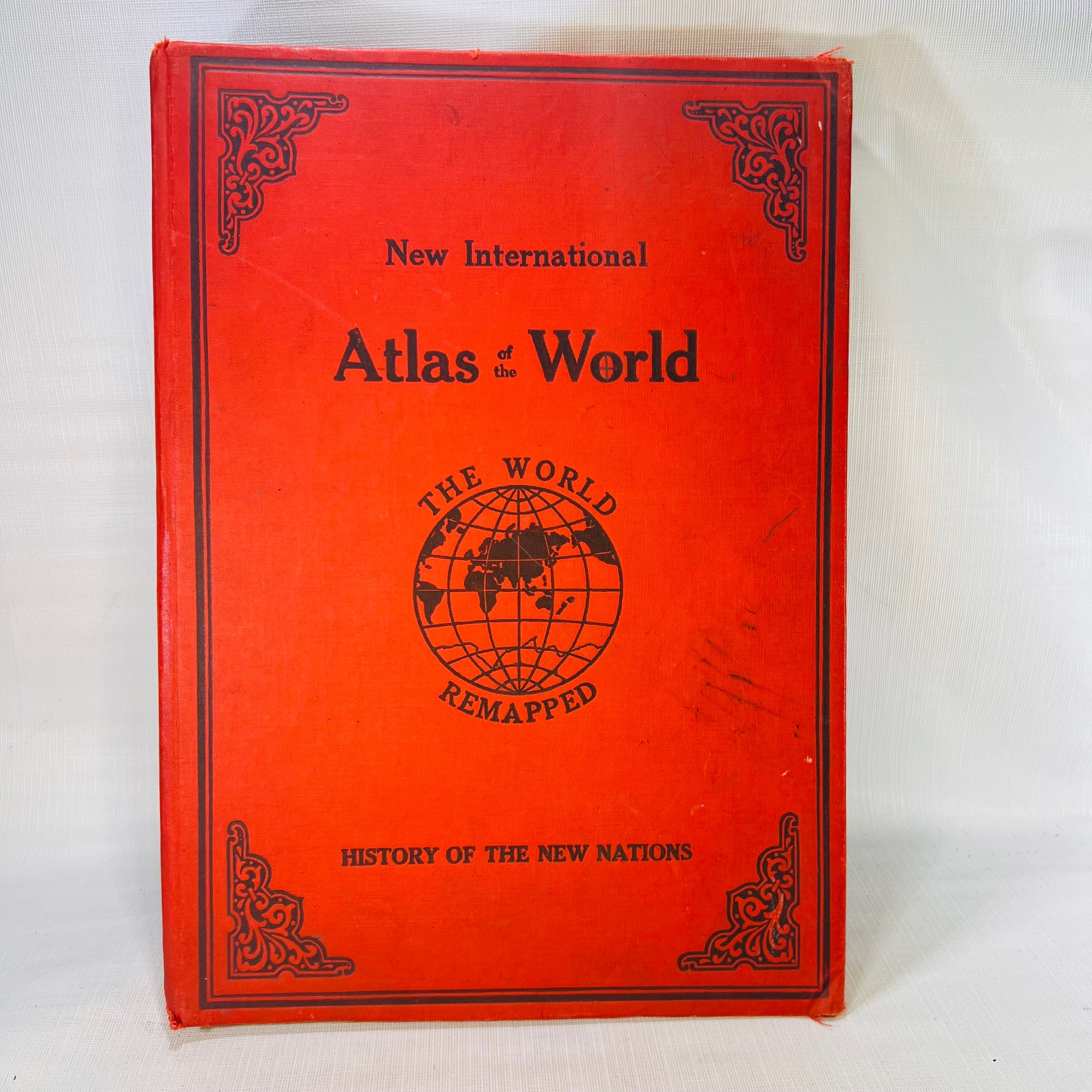 New International Atlas of the World 200 Maps & Illustrations by Lloyd Edwin Smith 1940 The Geographic Publishing Company