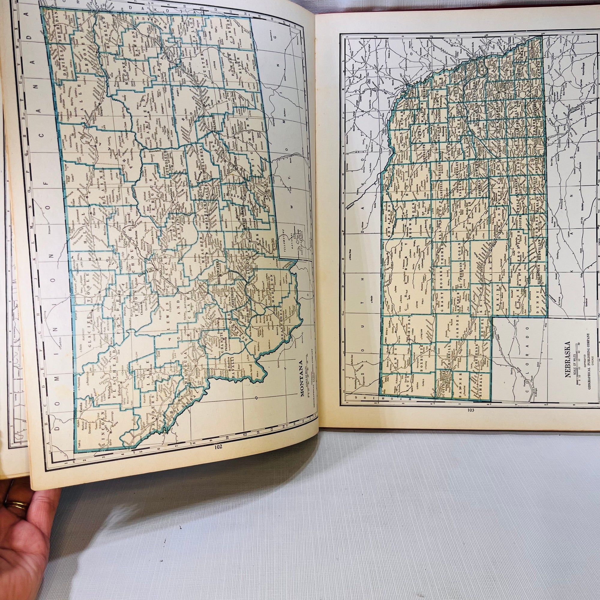 New International Atlas of the World 200 Maps & Illustrations by Lloyd Edwin Smith 1940 The Geographic Publishing Company