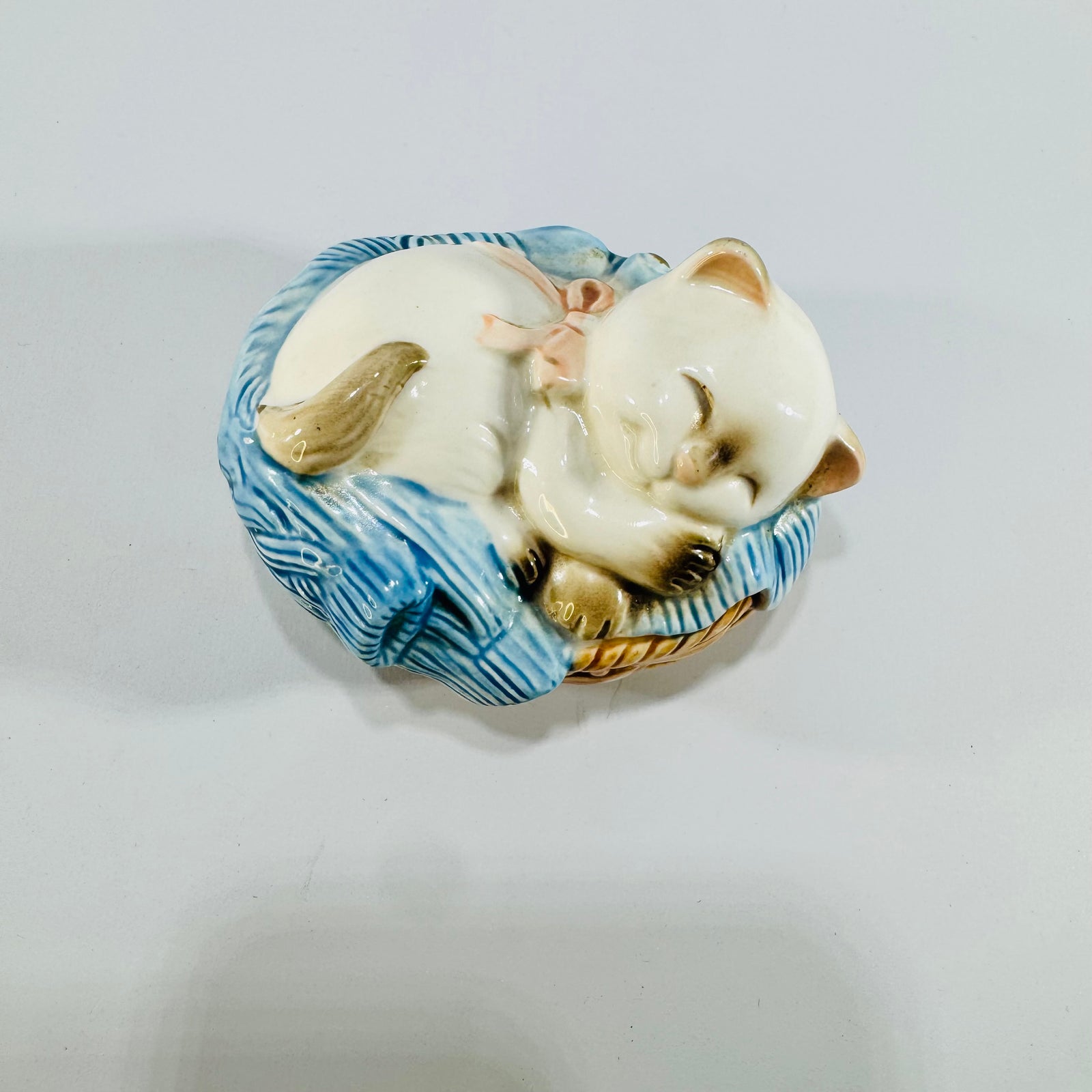 Avon Catnapper 1983 Ceramic Sleeping Cat Potpourri Sachet Pomander Japan Basket Figurine