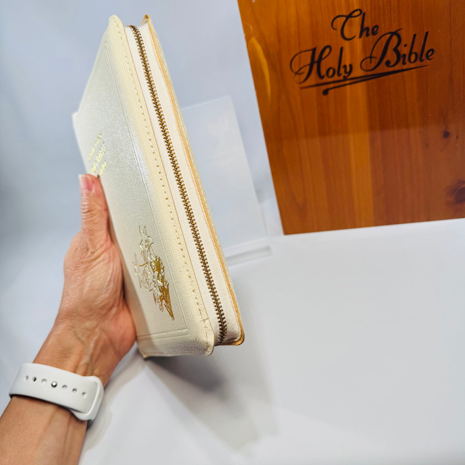 Vintage Memorial Holy Bible in Wooden Presentation Box 1958— Self-Pronouncing KJV (Copyright 1958) — Memorial Bibles Int’l | Zippered White Bible, Sympathy Ephemera, Christian Devotional