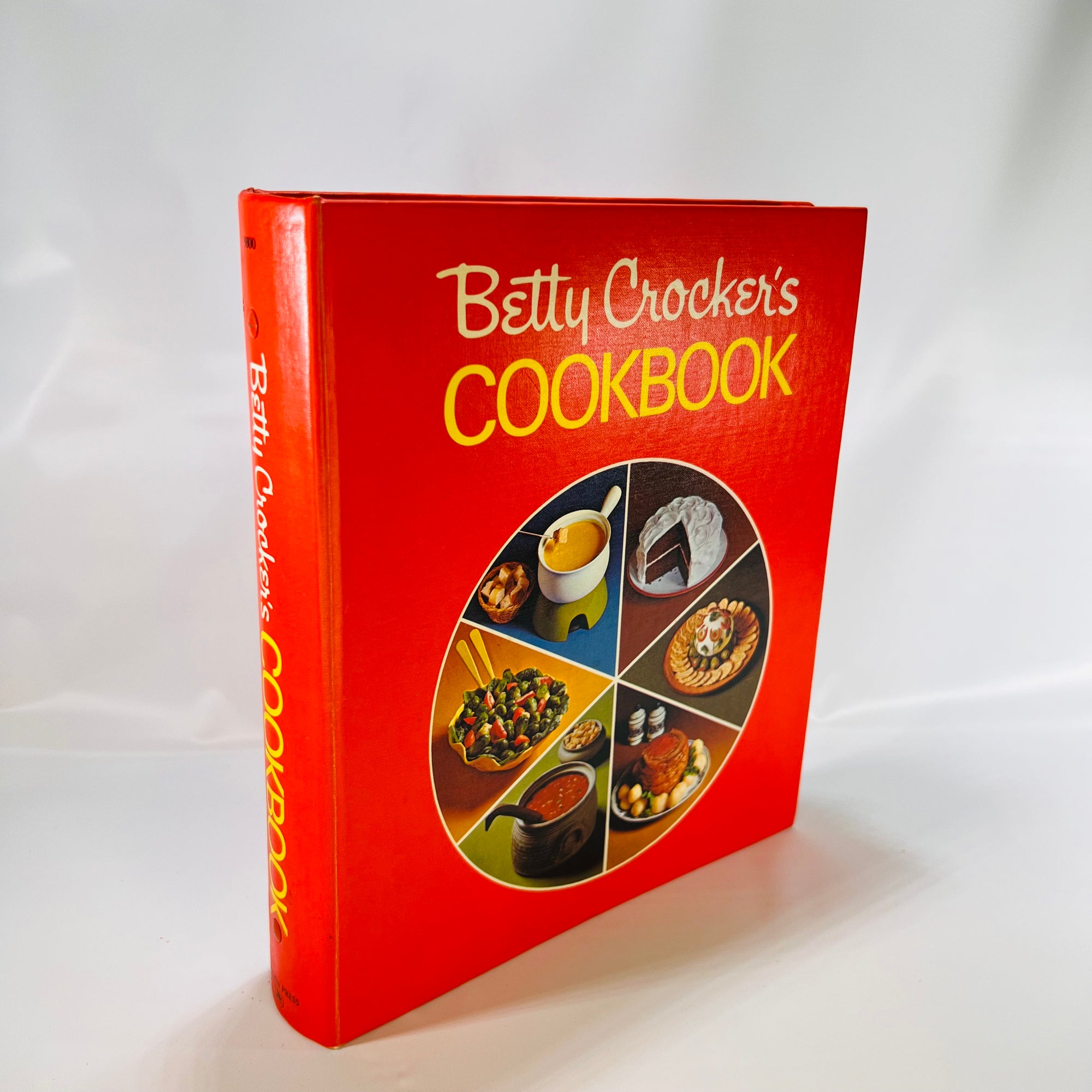 Betty Crocker's Cook Book "RED PIE"1973 5 Ring Binder Version as Found