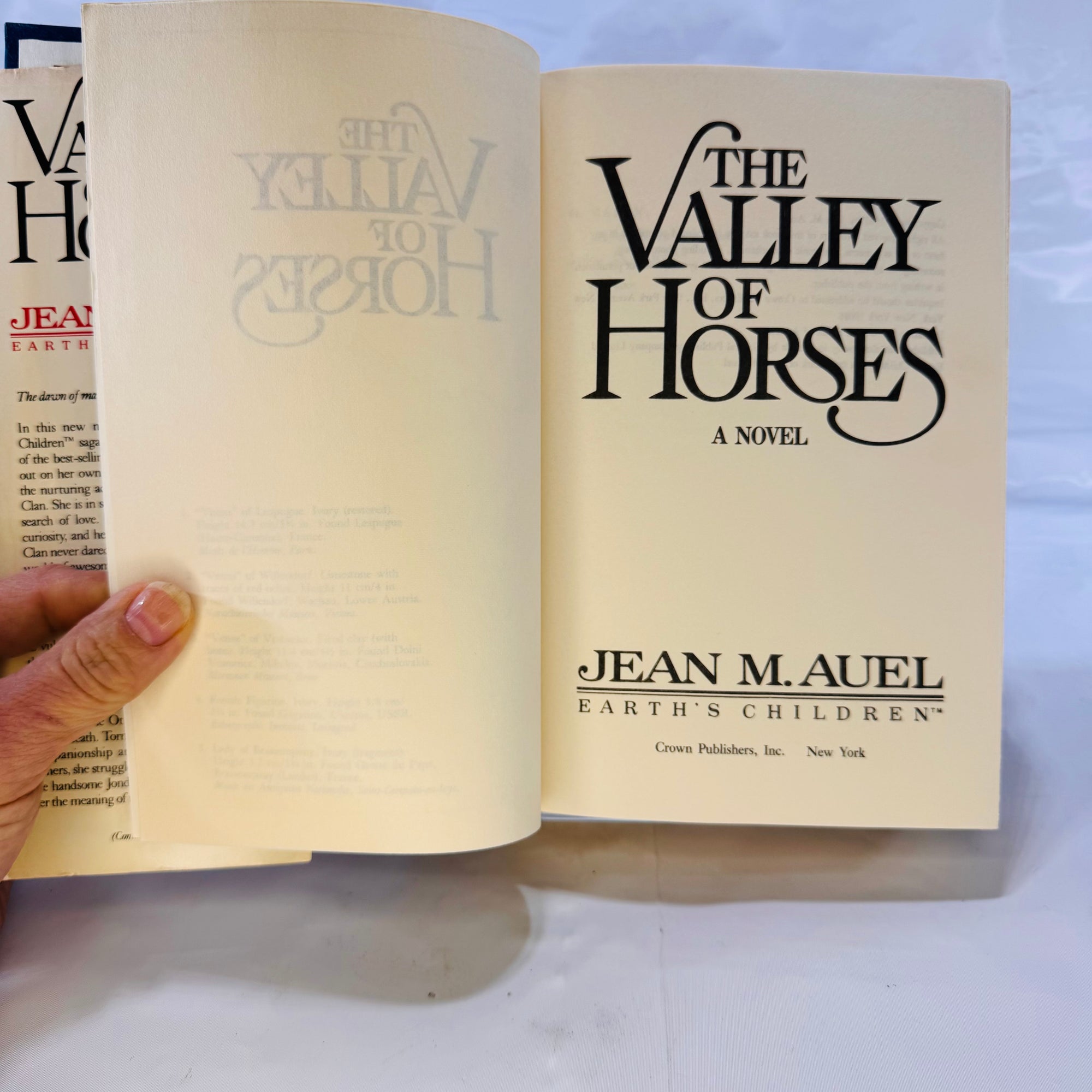 The Valley of Horses by Jean M. Auel (1982), Crown Publishing, Hardcover