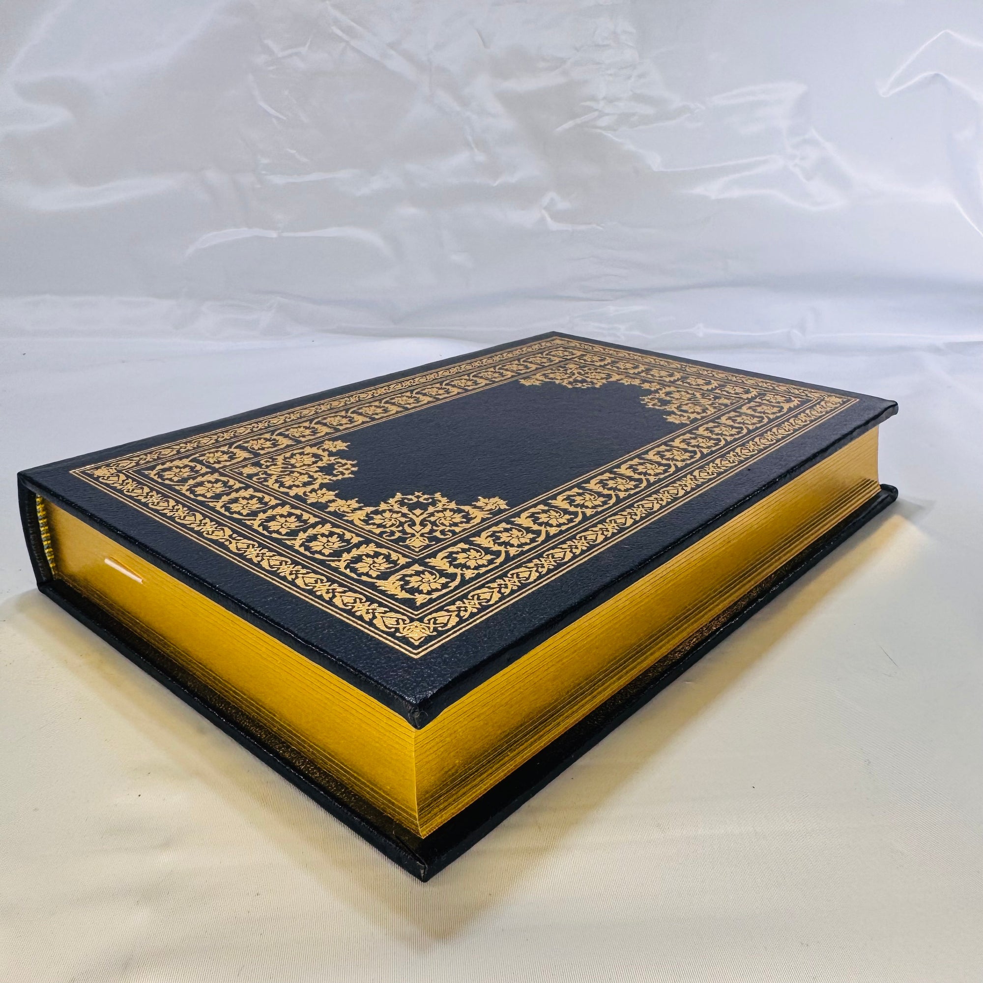 Robinson Crusoe by Daniel Defoe (1976), Easton Press, Leatherbound