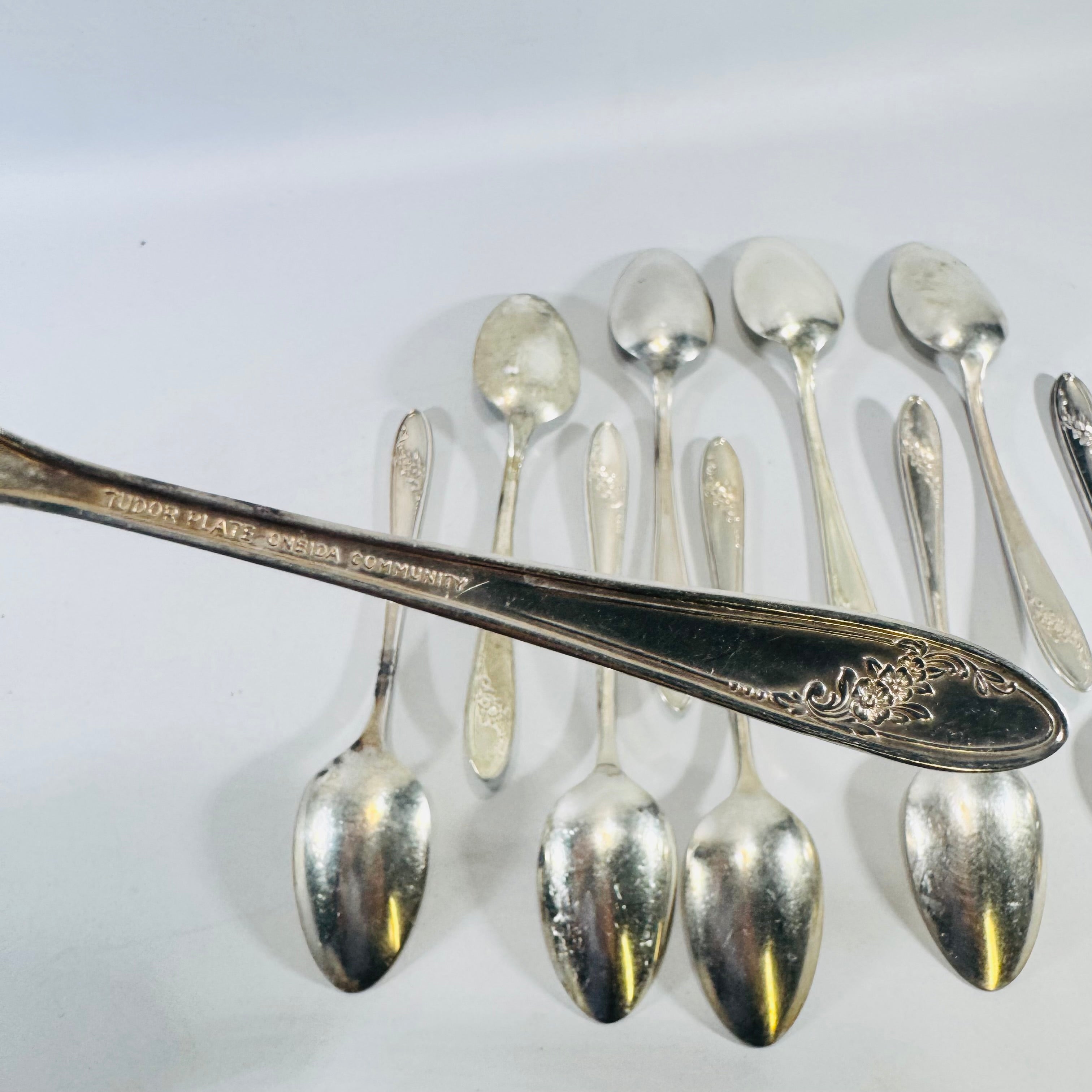 Oneida Queen Bess II 11 Teaspoons 1946 Silverplate - Reading Vintage