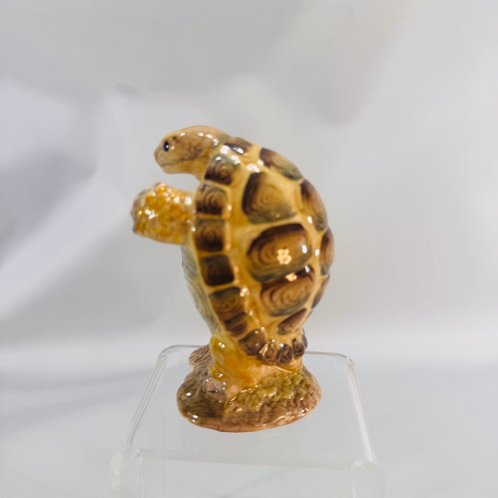 Beswick Beatrix Potter Mr. Alderman Ptolemy Tortoise, 3.5-inch glazed earthenware figure holding a netted bag, brown and green tones—front view.