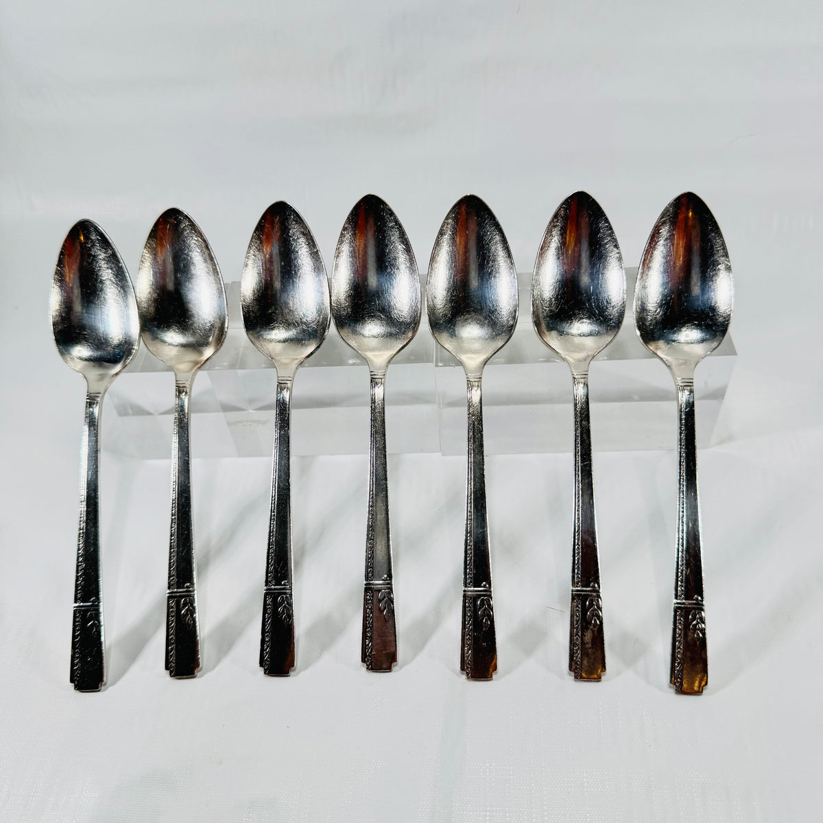 Oneida Ltd., marked PRESTIGE PLATE
Pattern Grenoble