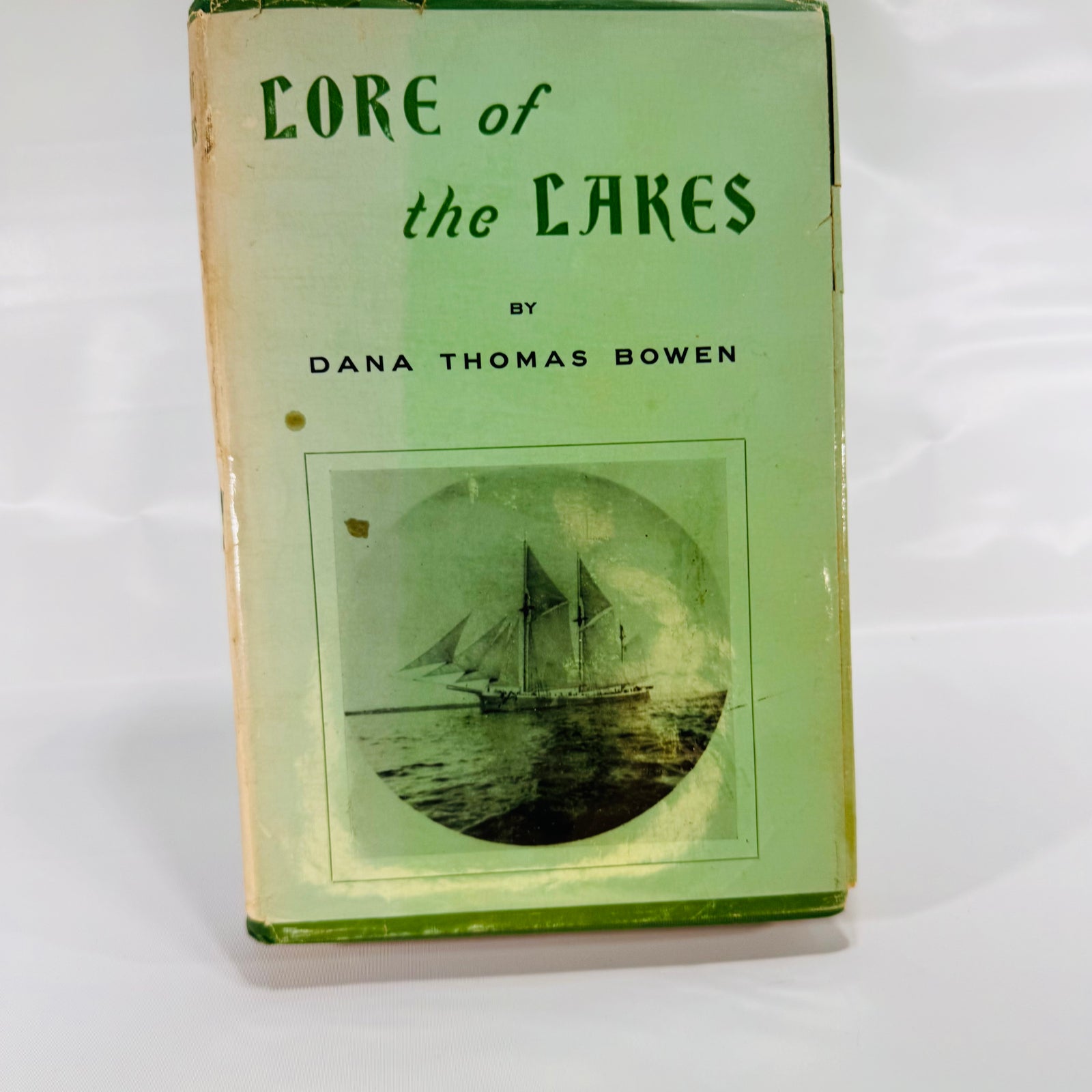 Lore of the Lakes Told in Story and Picture by Dana Thomas Bowen (1940), Fresh Water Press, Hardcover with Dust Jacket