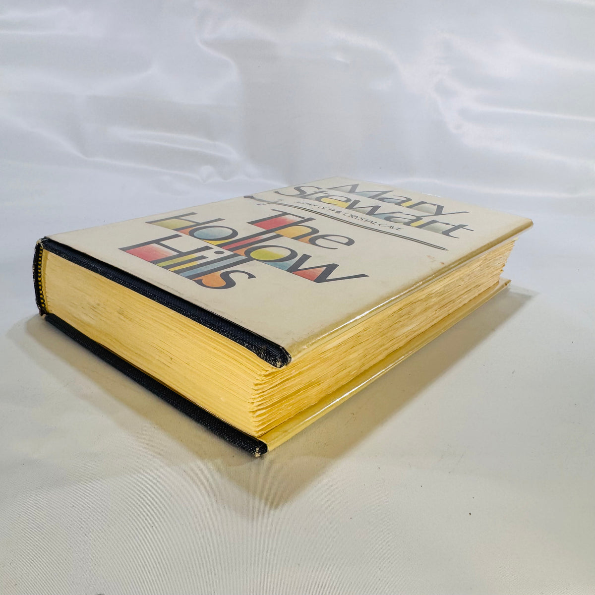 The Hollow HIls by Mary Stwart 1973 William Morrlow & Company Inc.