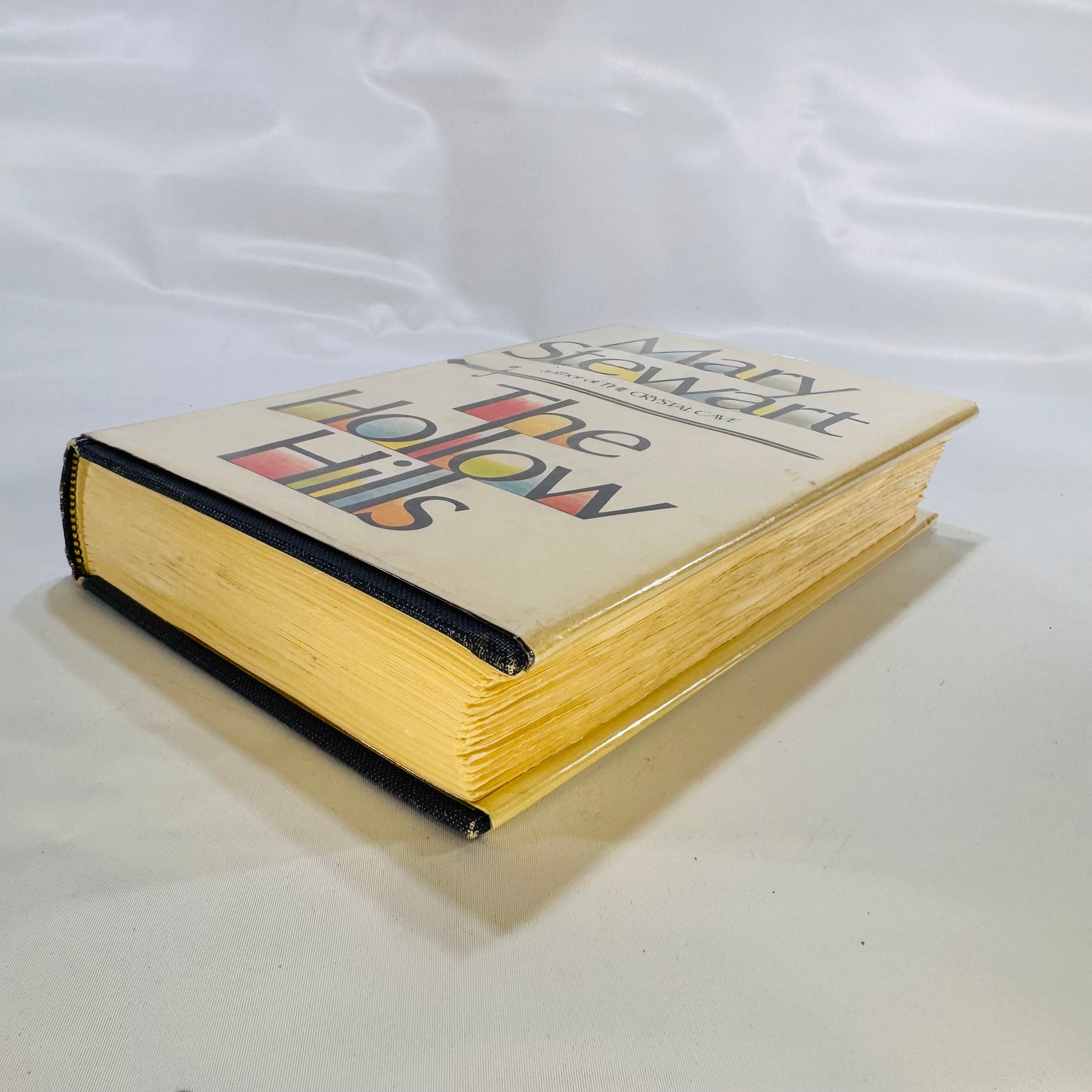The Hollow HIls by Mary Stwart 1973 William Morrlow & Company Inc.