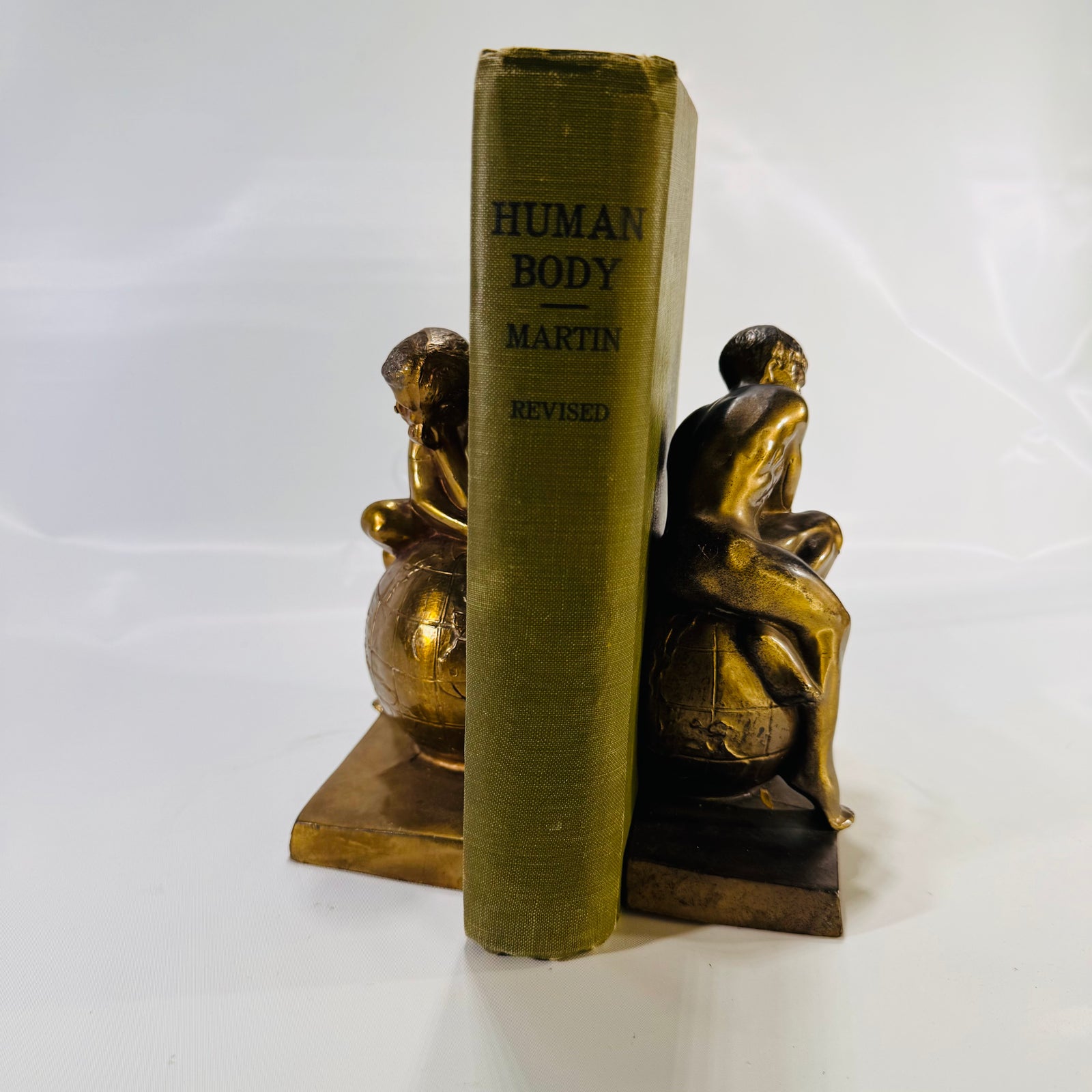 Vintage Atlas-Inspired Bronze-Toned Bookends – Thoughtful Strength in Sculptural Form