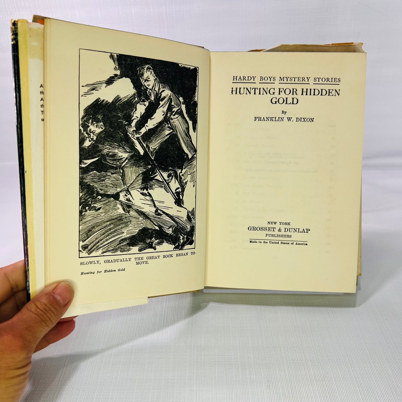 Frontispiece and title page of Hunting for Hidden Gold by Franklin W. Dixon, Grosset & Dunlap