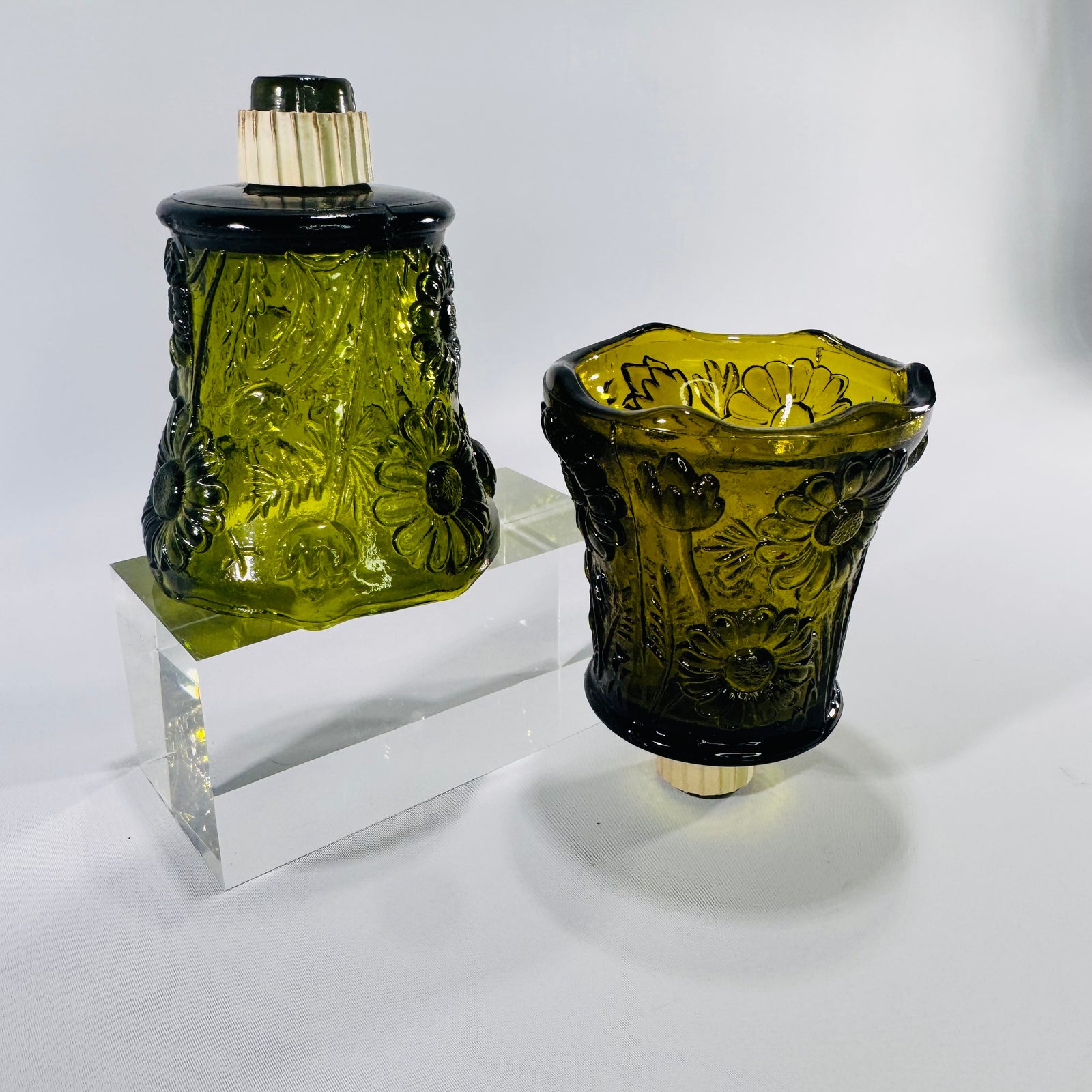 Vintage Homco Green Daisy Peg Votive Holders Pair Avocado Glass Floral Candle Cups