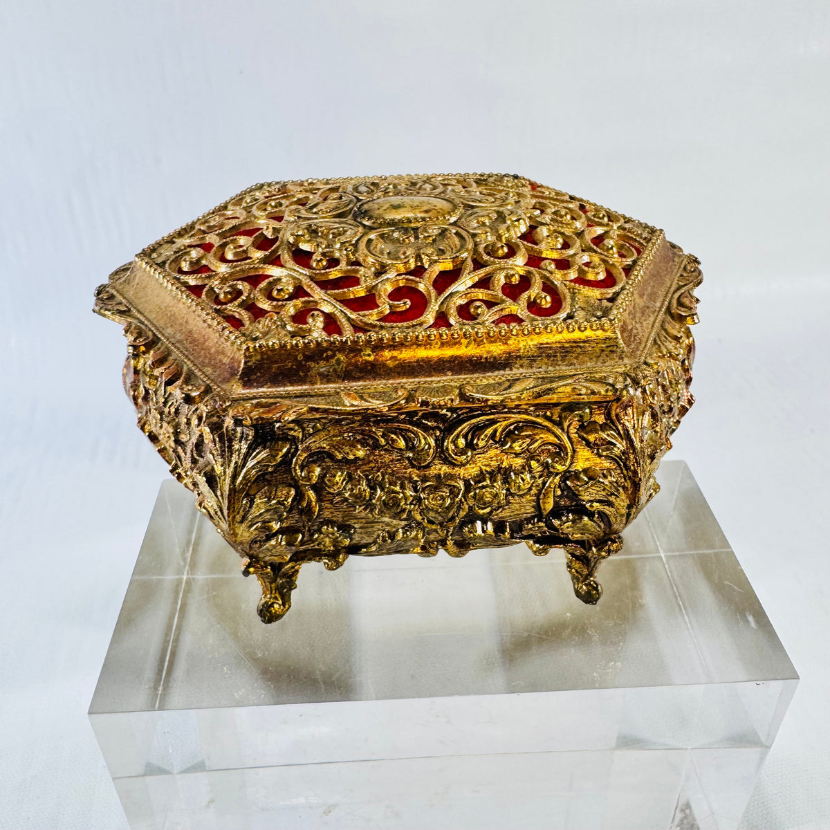 Vintage ornate gold tone metal jewelry casket with red fabric lining, photograph 5 of 9