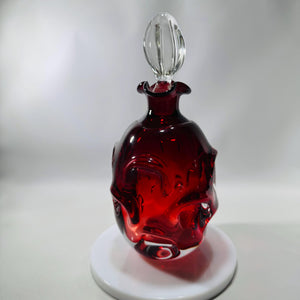 Ruby red Åseda art glass decanter by Bo Borgström with swirled “knobbly” body and clear teardrop stopper, Swedish mid-century.
