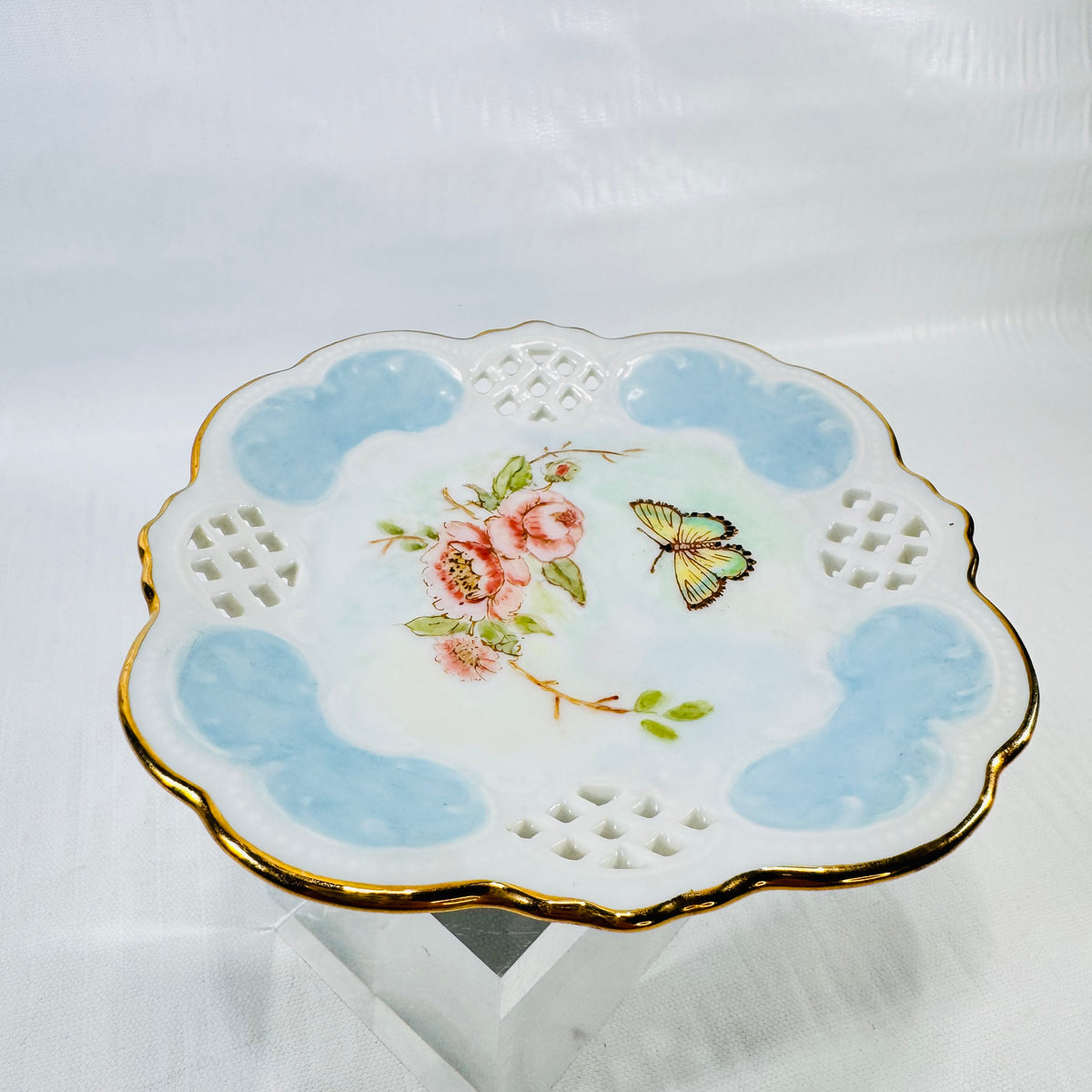 Angled view of the Jarvis hand painted lattice dish showing the gold scalloped rim.